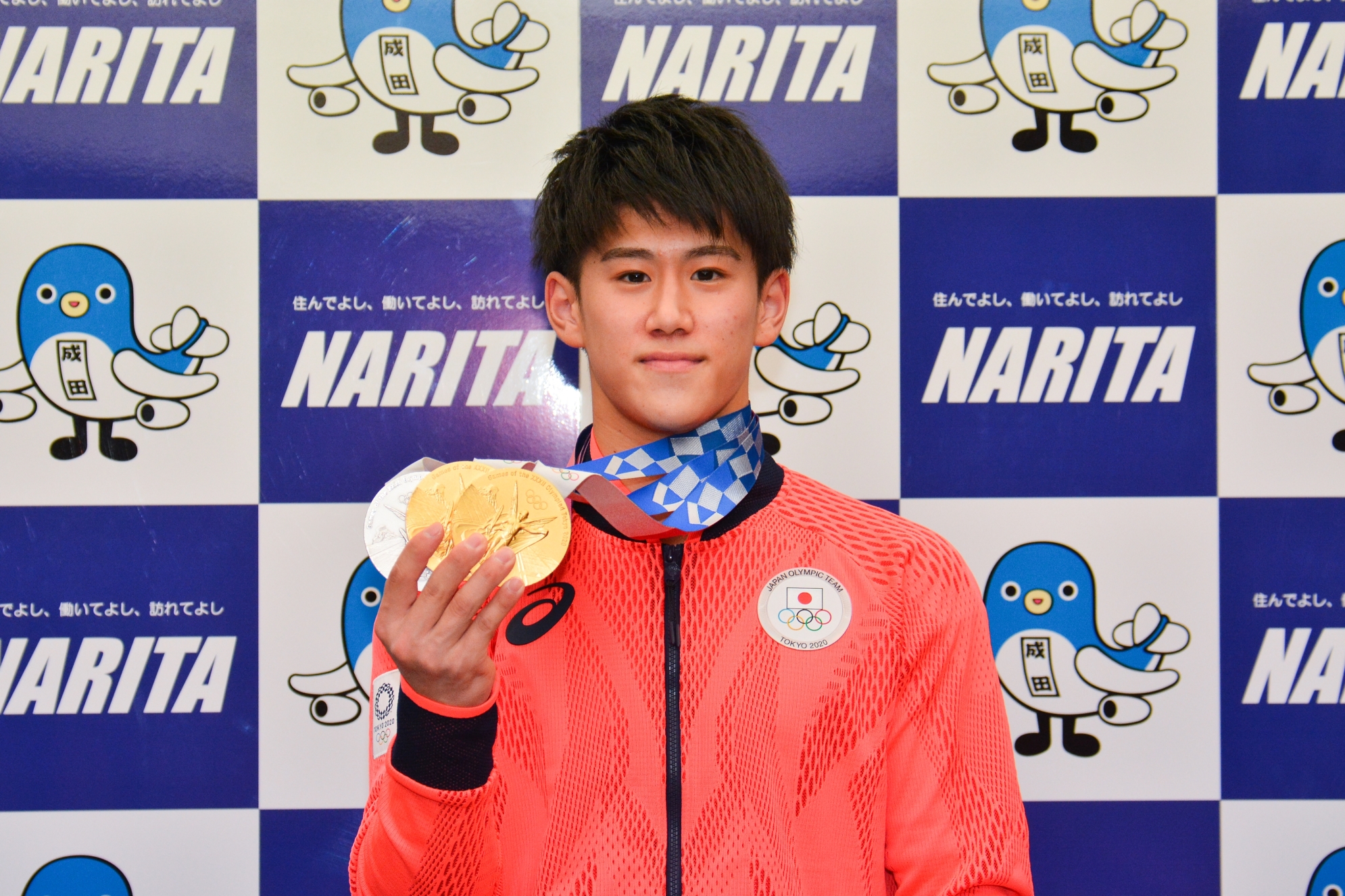メダルを手にした橋本選手の写真