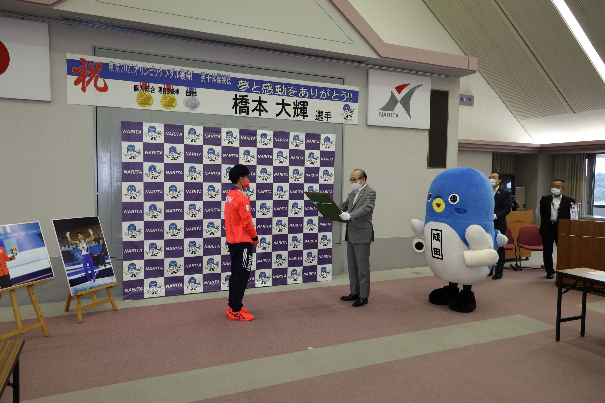 小泉市長から橋本選手へ表彰授与の様子