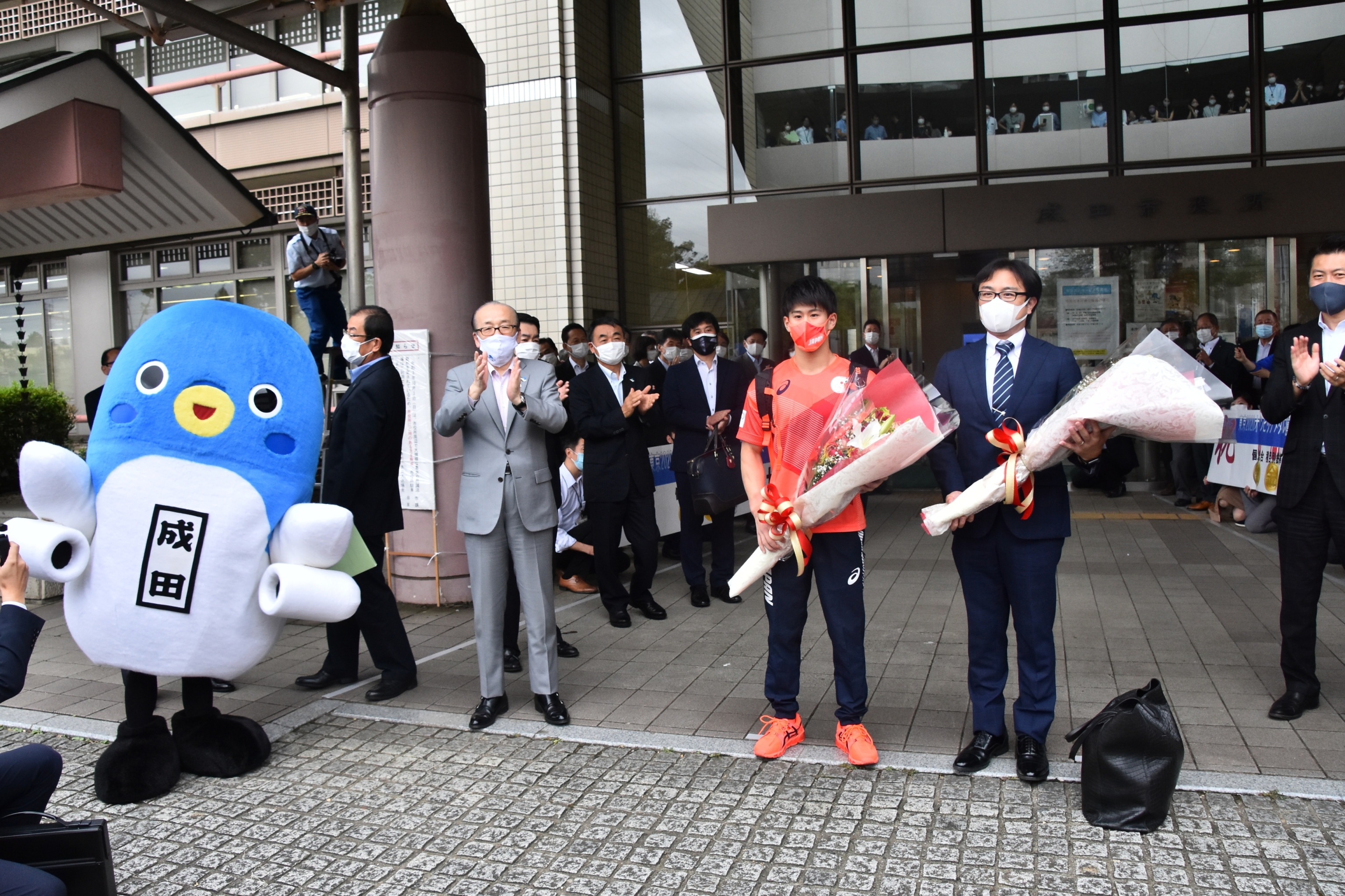 市役所前での記念写真