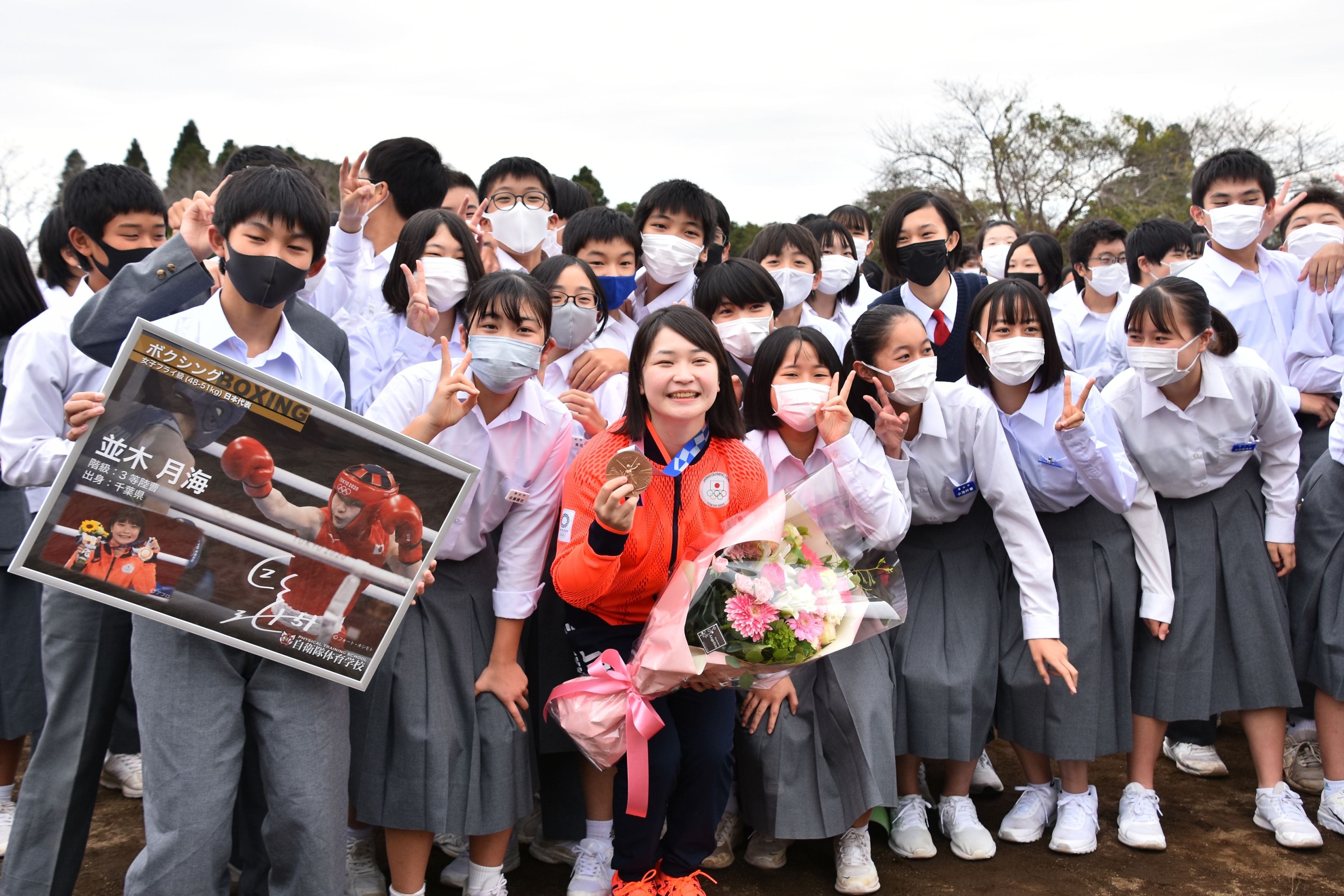 遠山中学校の後輩たちと記念撮影