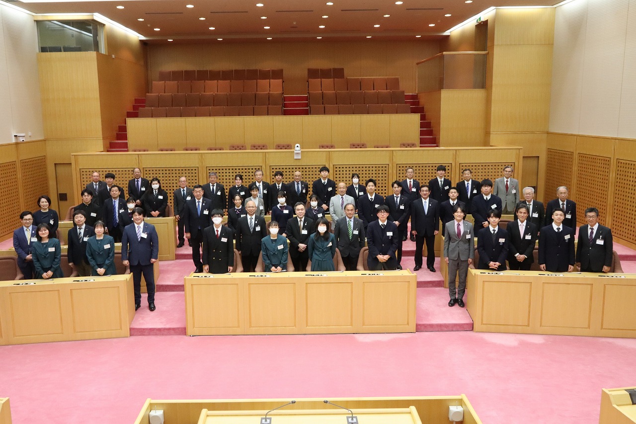 議員と高校生の集合写真