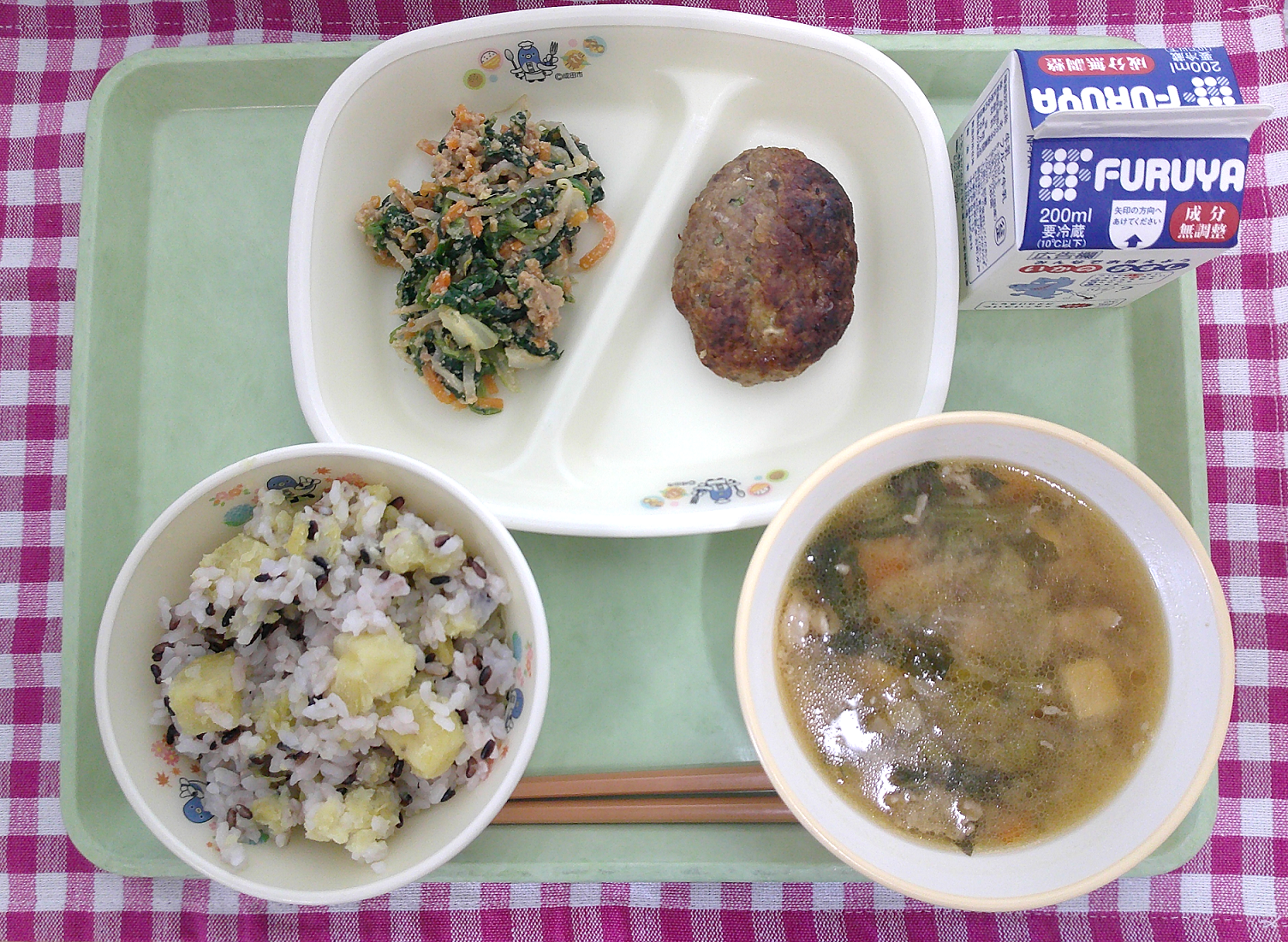本城小学校共同調理場の成田給食の日の給食写真