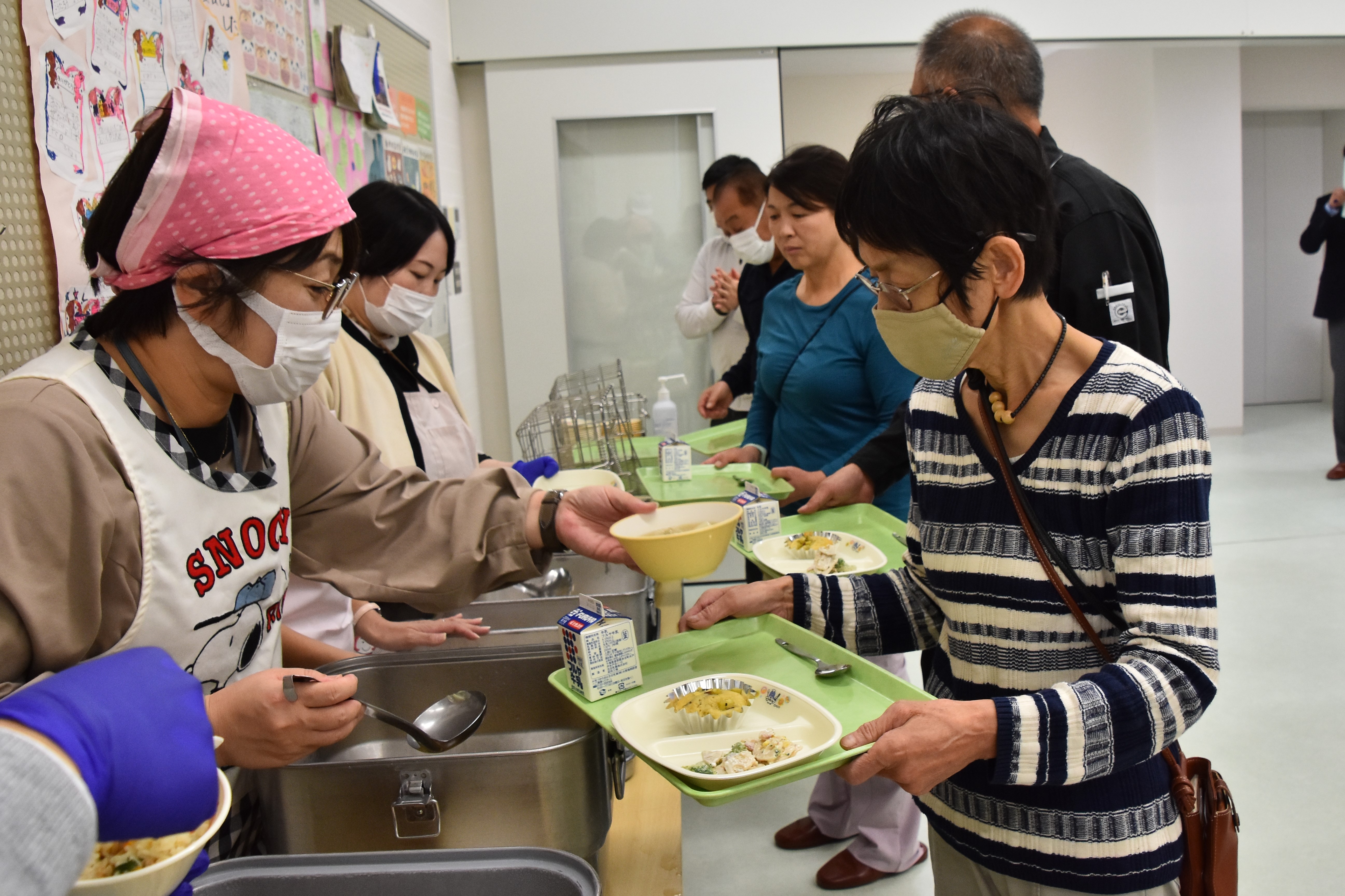 給食レストランで参加者が試食する様子