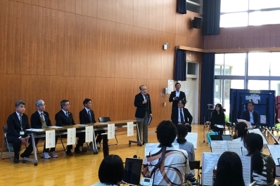 挨拶をする様子