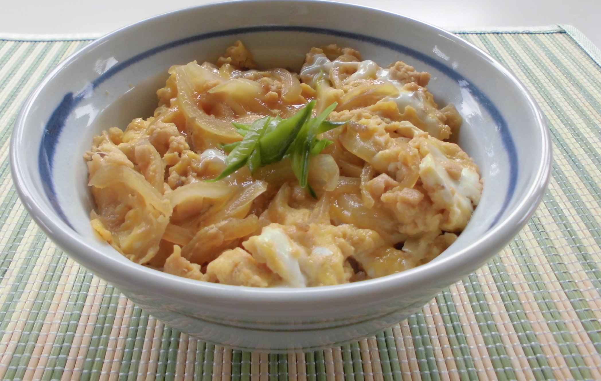 みそそぼろの卵とじ丼の写真