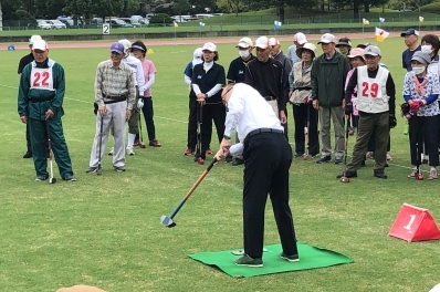 始球式を行う様子
