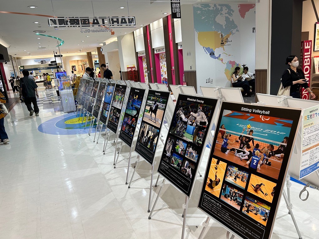 イオンモール成田1階NARITA国際通りに設置されたパラスポーツを紹介するパネル展示の様子
