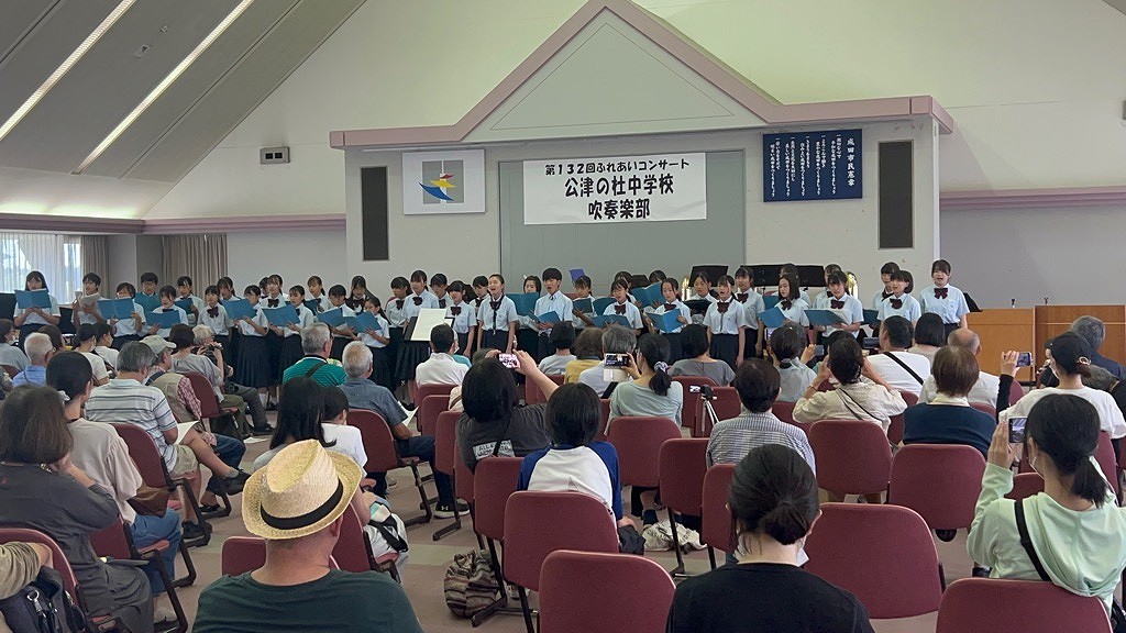 ふれあいコンサートでPARA Beats!を演奏する公津の杜中学校吹奏楽部と、演奏を聴く観客の様子