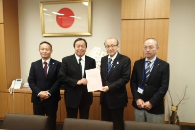 要望書を手に記念撮影を行う様子