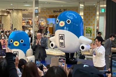 お披露目されたうなりくん像と並ぶ様子