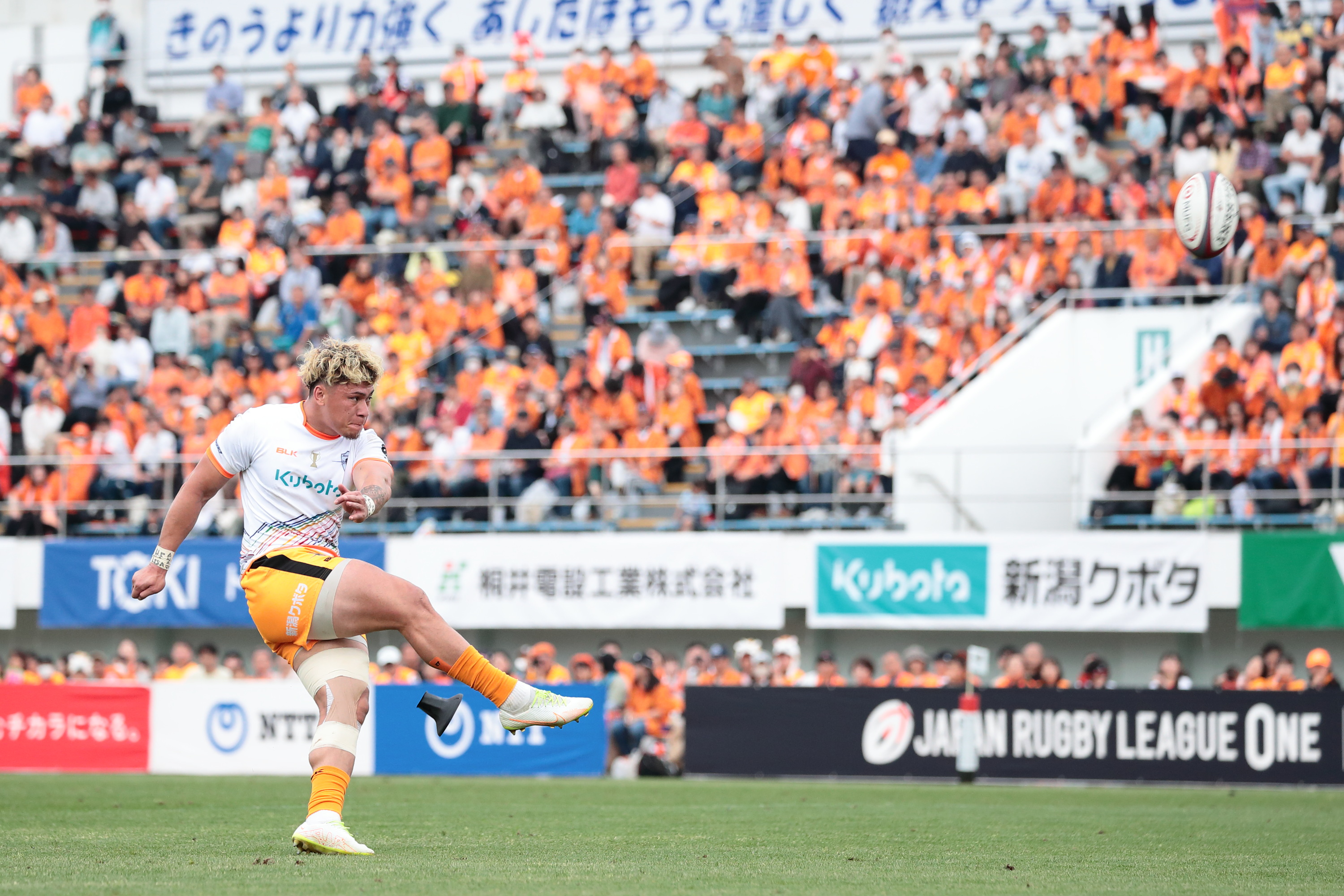 昨シーズンの試合で、クボタスピアーズの選手がトライ後のコンバージョンキックを蹴る様子