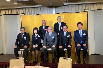 記念撮影をする様子