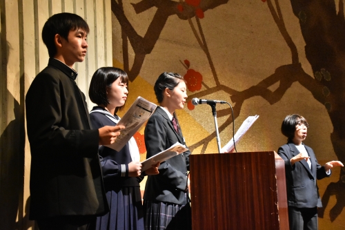 司会を務める成田高校・中学校放送部の生徒の写真