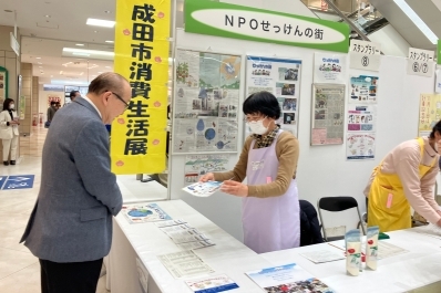 出展から説明を受ける様子