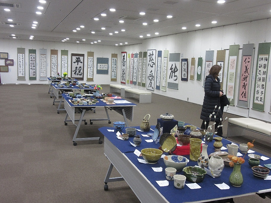 書道と陶芸の写真が展示されています。
