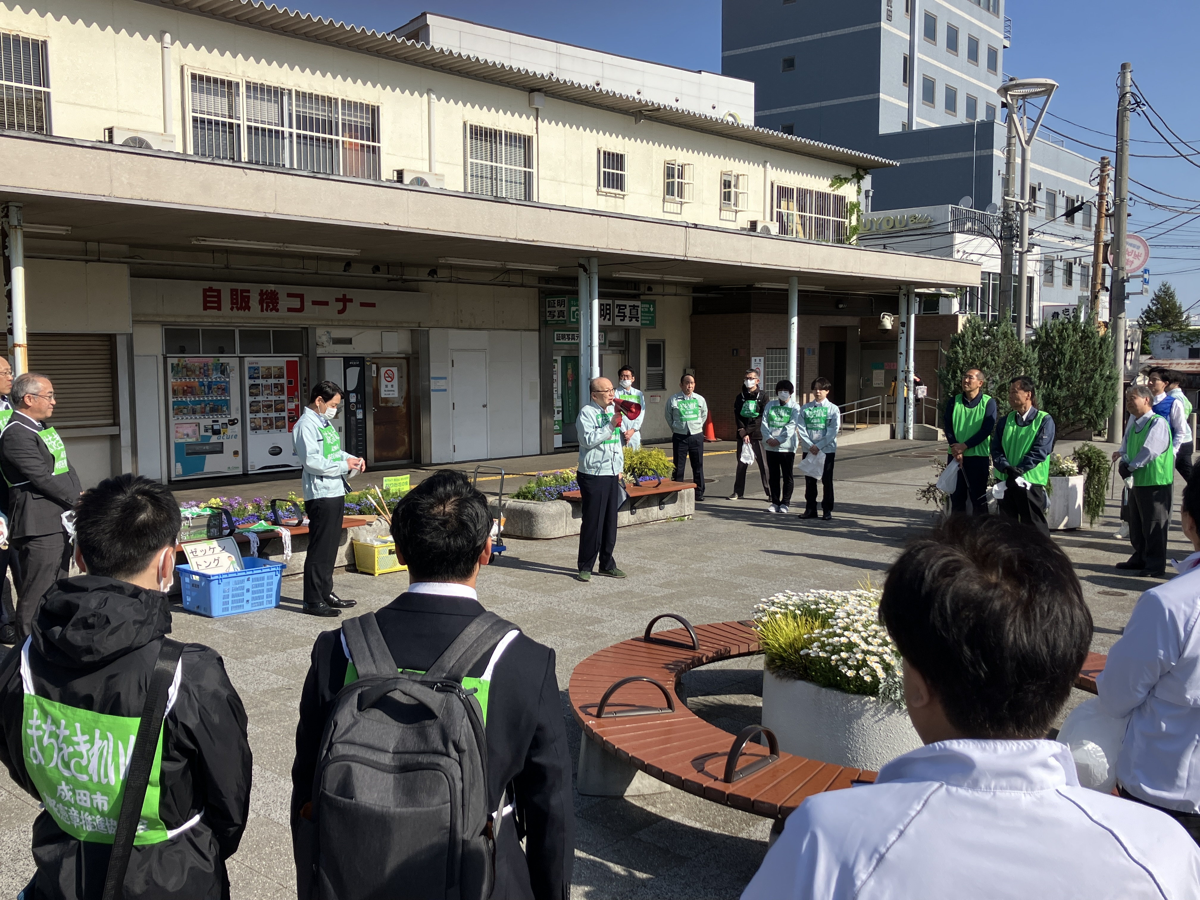 挨拶をしている様子