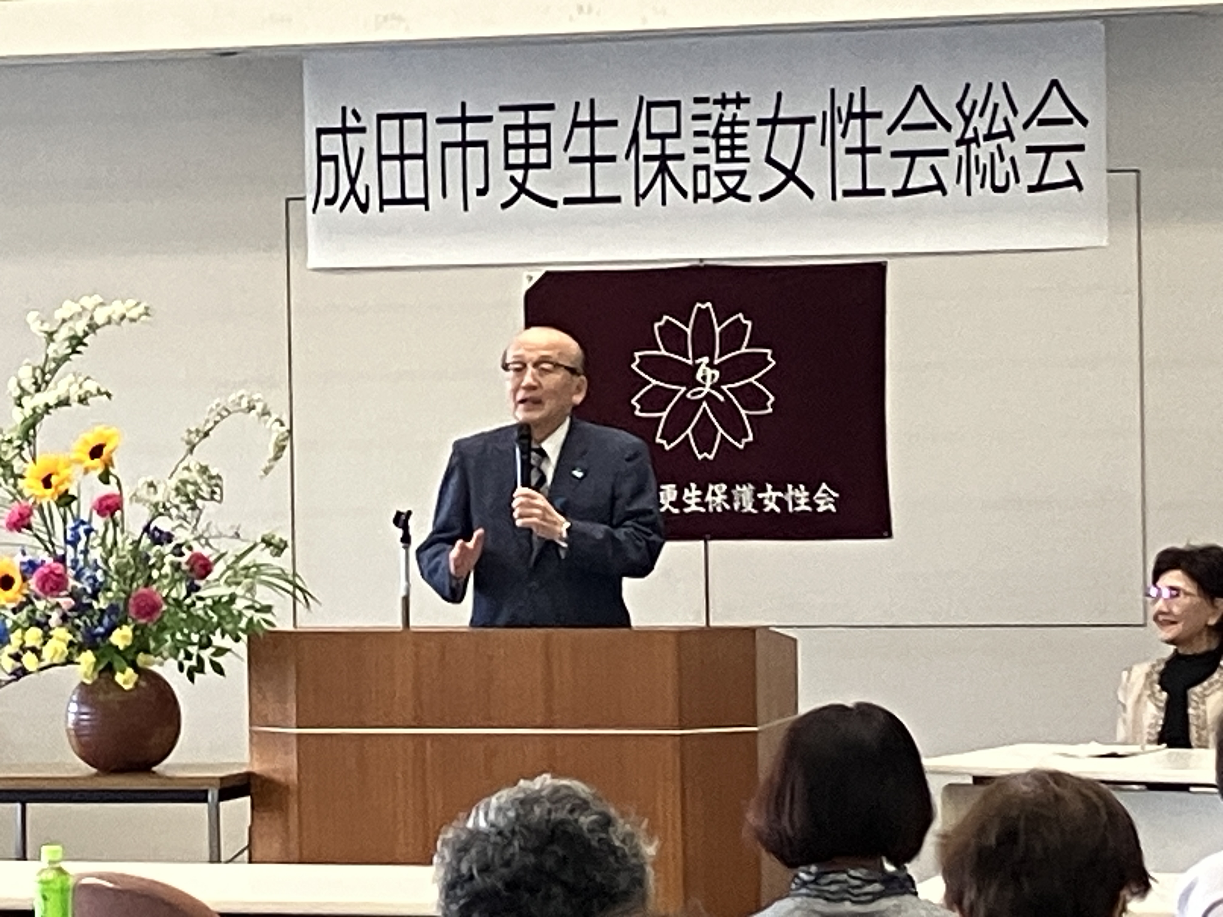 挨拶をしている様子