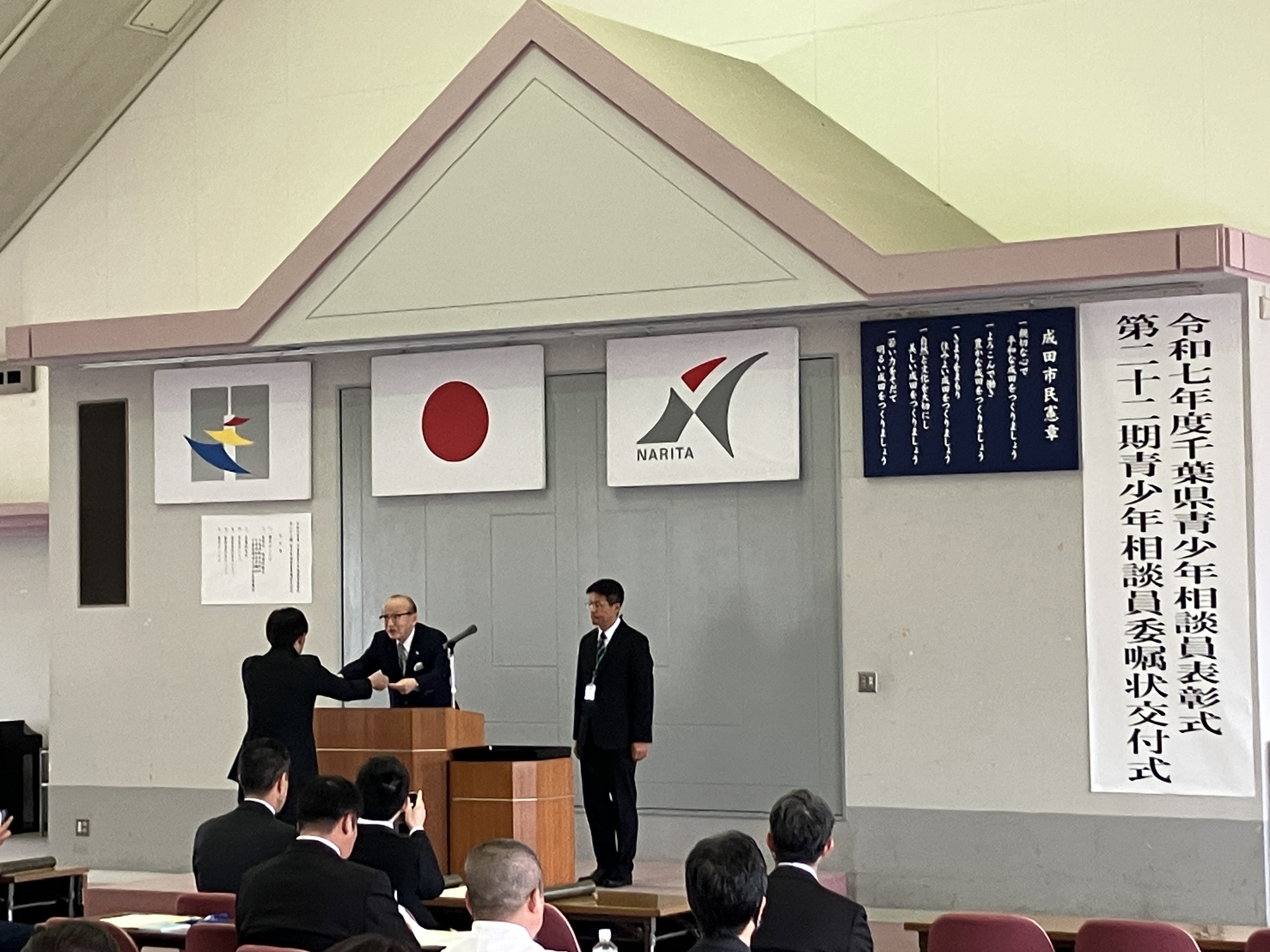 委嘱状をお渡ししている様子