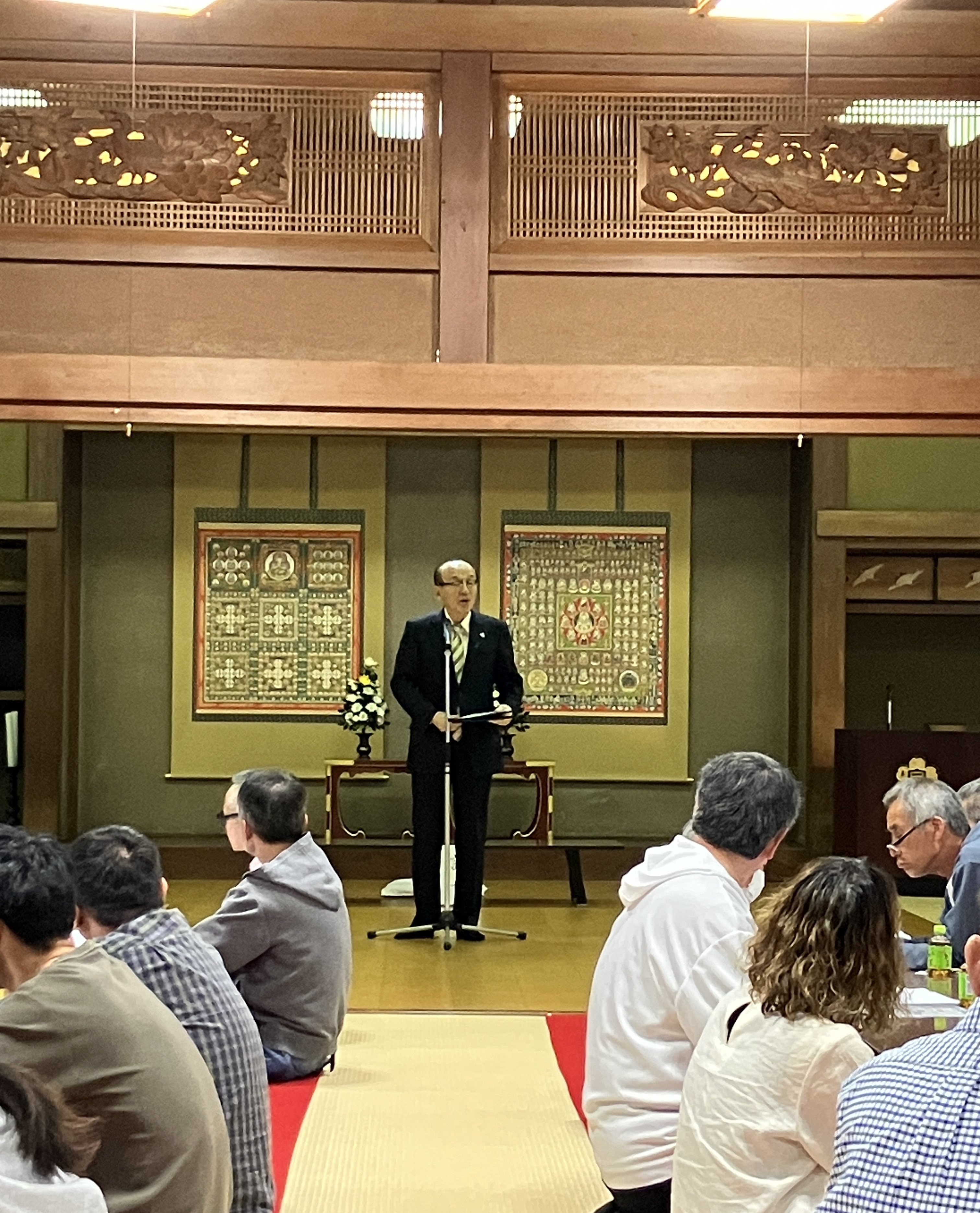 挨拶をしている様子