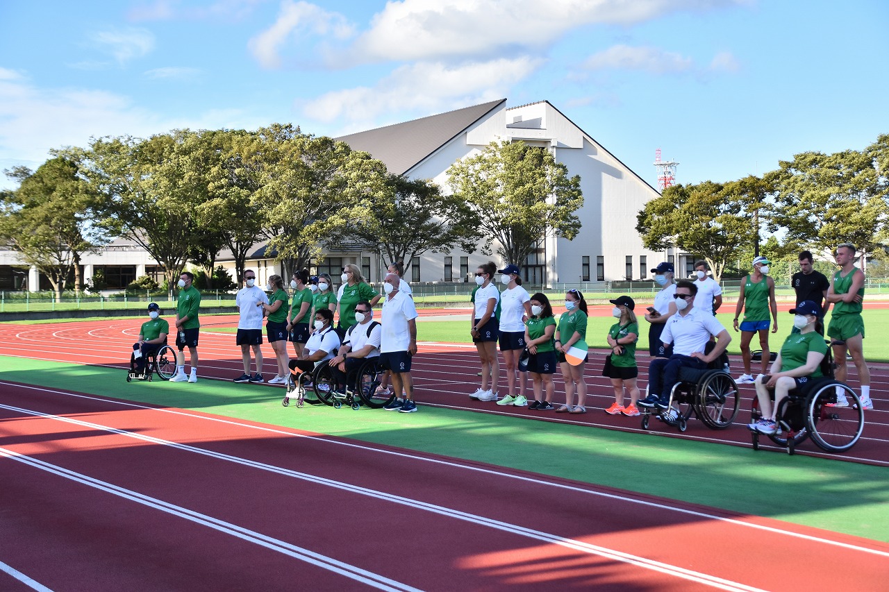 東京パラリンピックに出場するアイルランド代表選手たちが、中台運動公園で事前キャンプを行った際の写真。車いすに乗っている選手や、片腕を欠損している選手など、身体障がいのある選手たちが並んでいる様子。