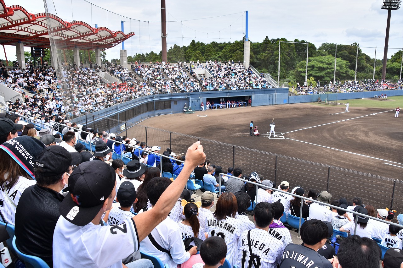 ナスパ・スタジアムで開催された「プロ野球イースタン・リーグ　成田スカイシリーズ」の会場内の写真。千葉ロッテマリーンズのユニフォームを着た多くの人々が応援席からグラウンドの選手に向かって応援する様子。