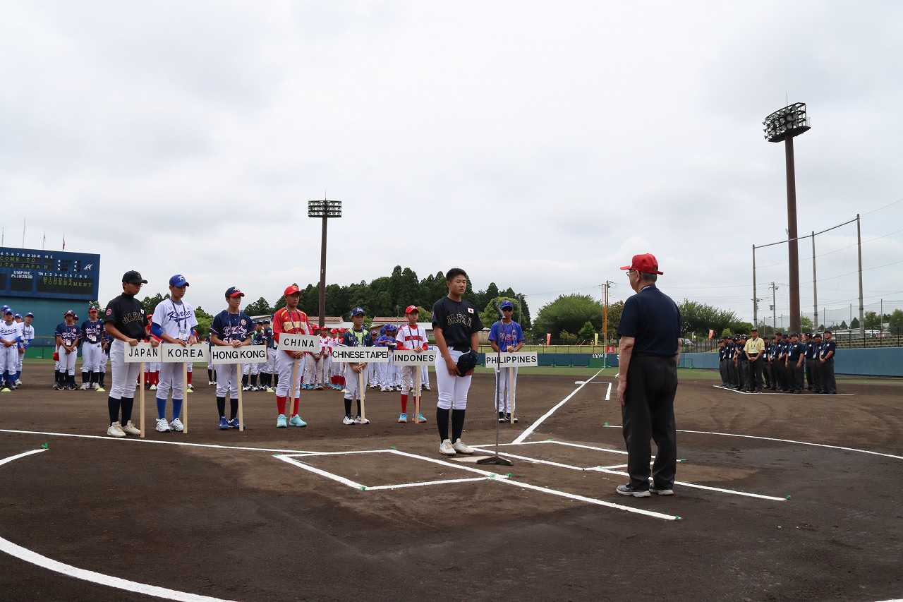 大谷津運動公園野球場で開催された「インターミディエットアジア太平洋中東リトルリーグ野球選手権大会」の開会式の様子。日本を含め、7つの国・地域から大会に出場する選手たちが立ち並ぶ前で、代表で日本の選手が選手宣誓を行う様子。