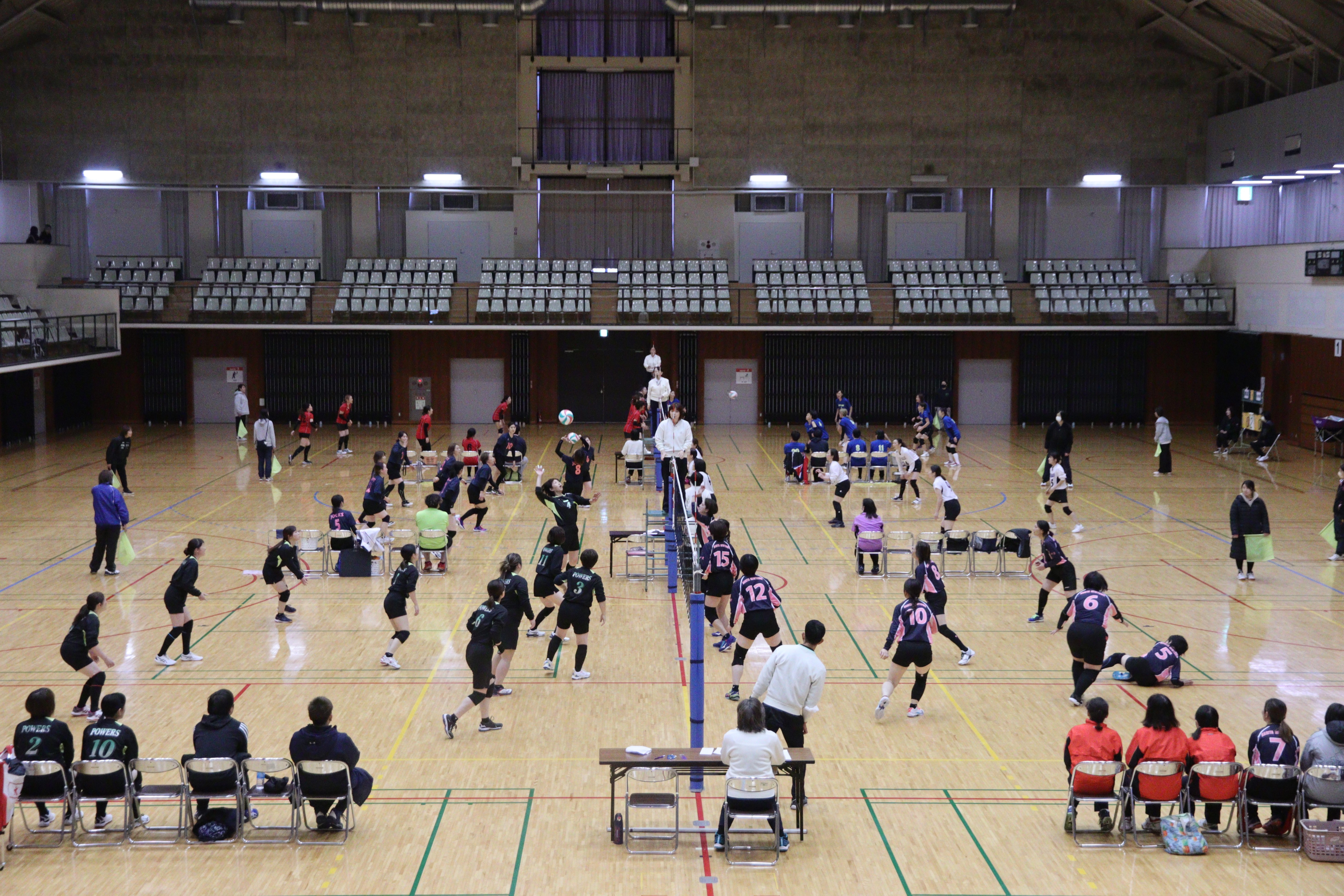 中台運動公園体育館の雰囲気が分かるように、館内から撮影したイメージ写真。フロアではバレーボールの試合が行われていて、吹き抜けになっている2階には観客席が並んでいる様子。