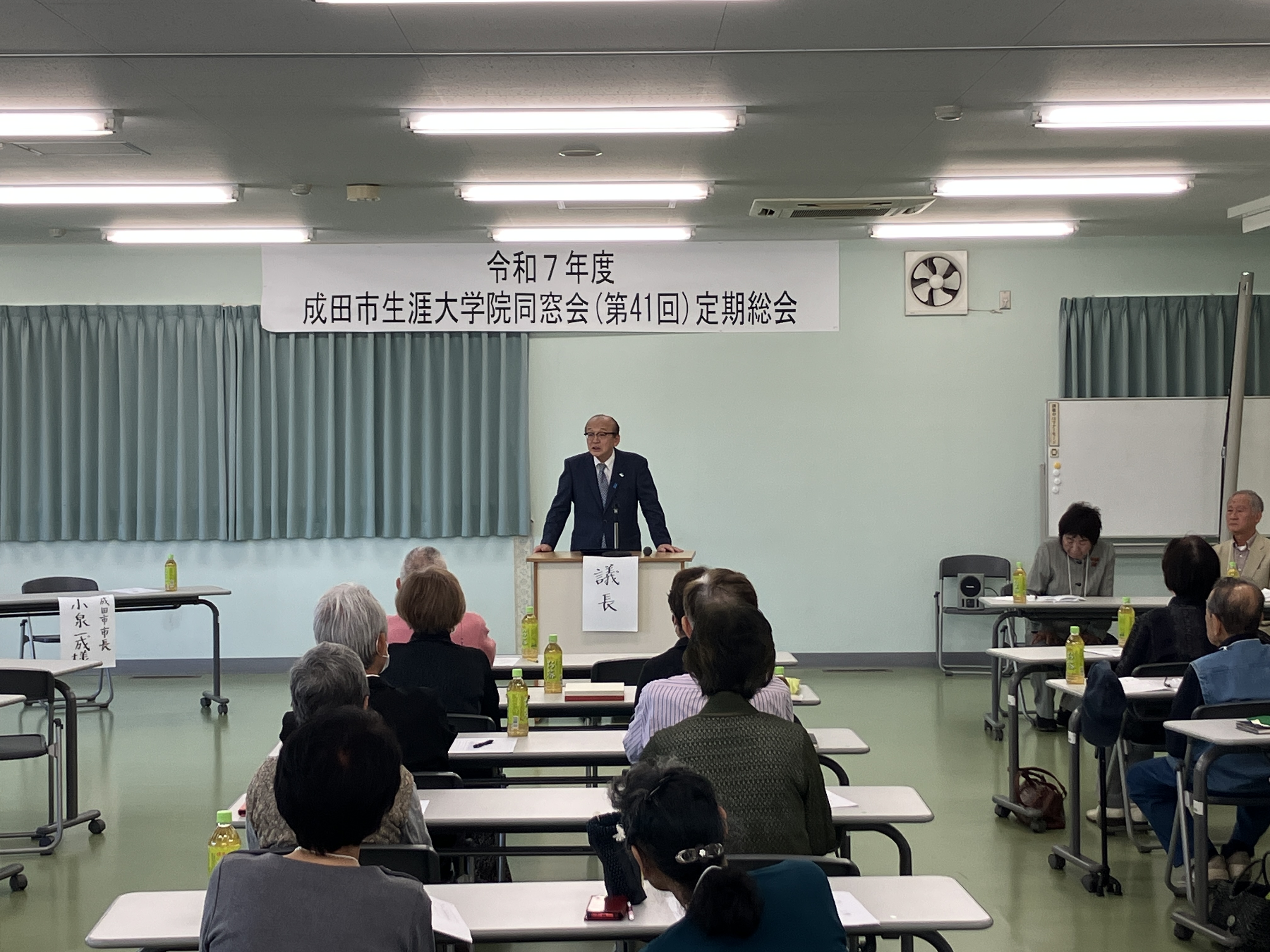 挨拶をしている様子