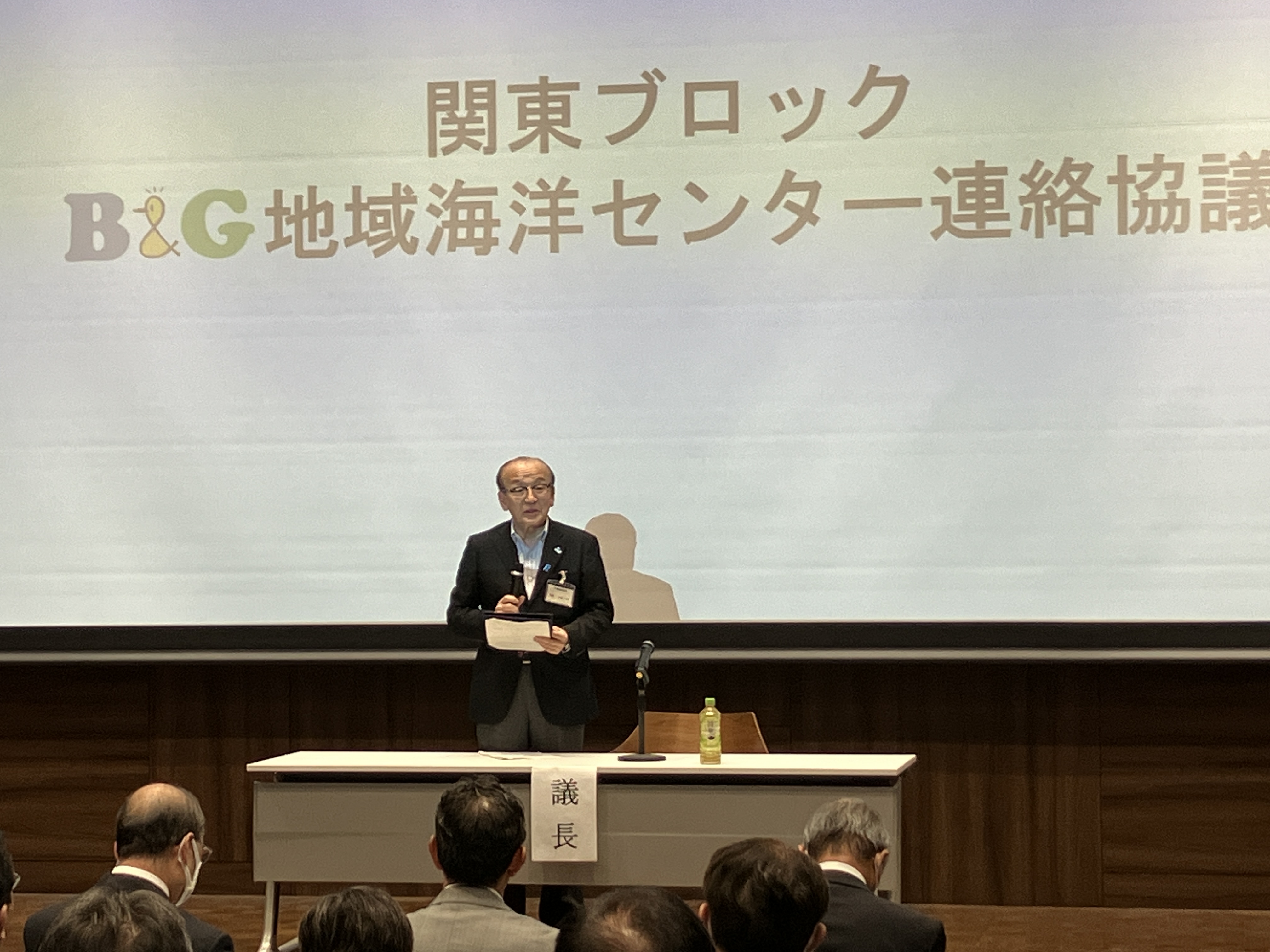 挨拶をしている様子