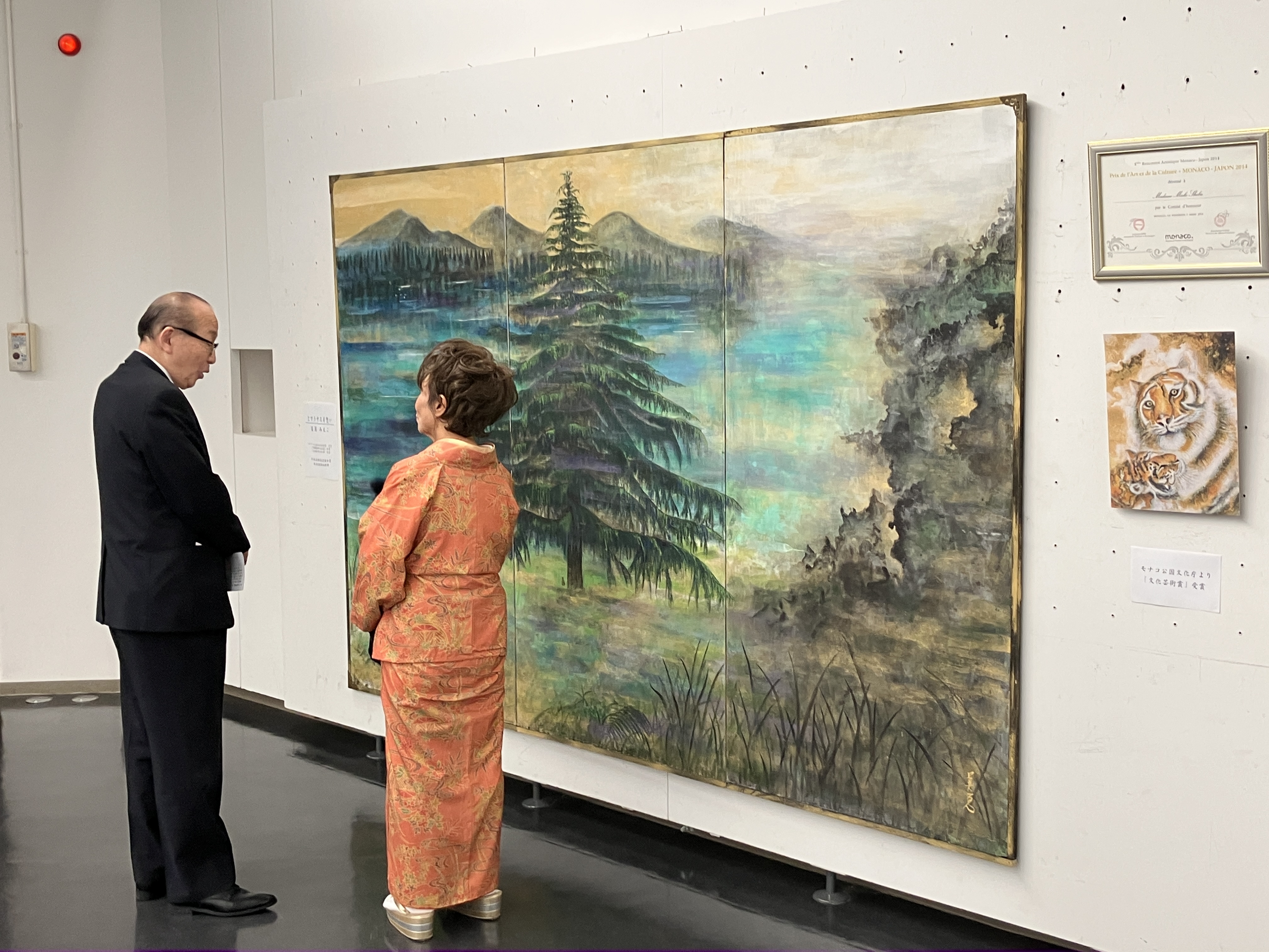 絵画を鑑賞している様子