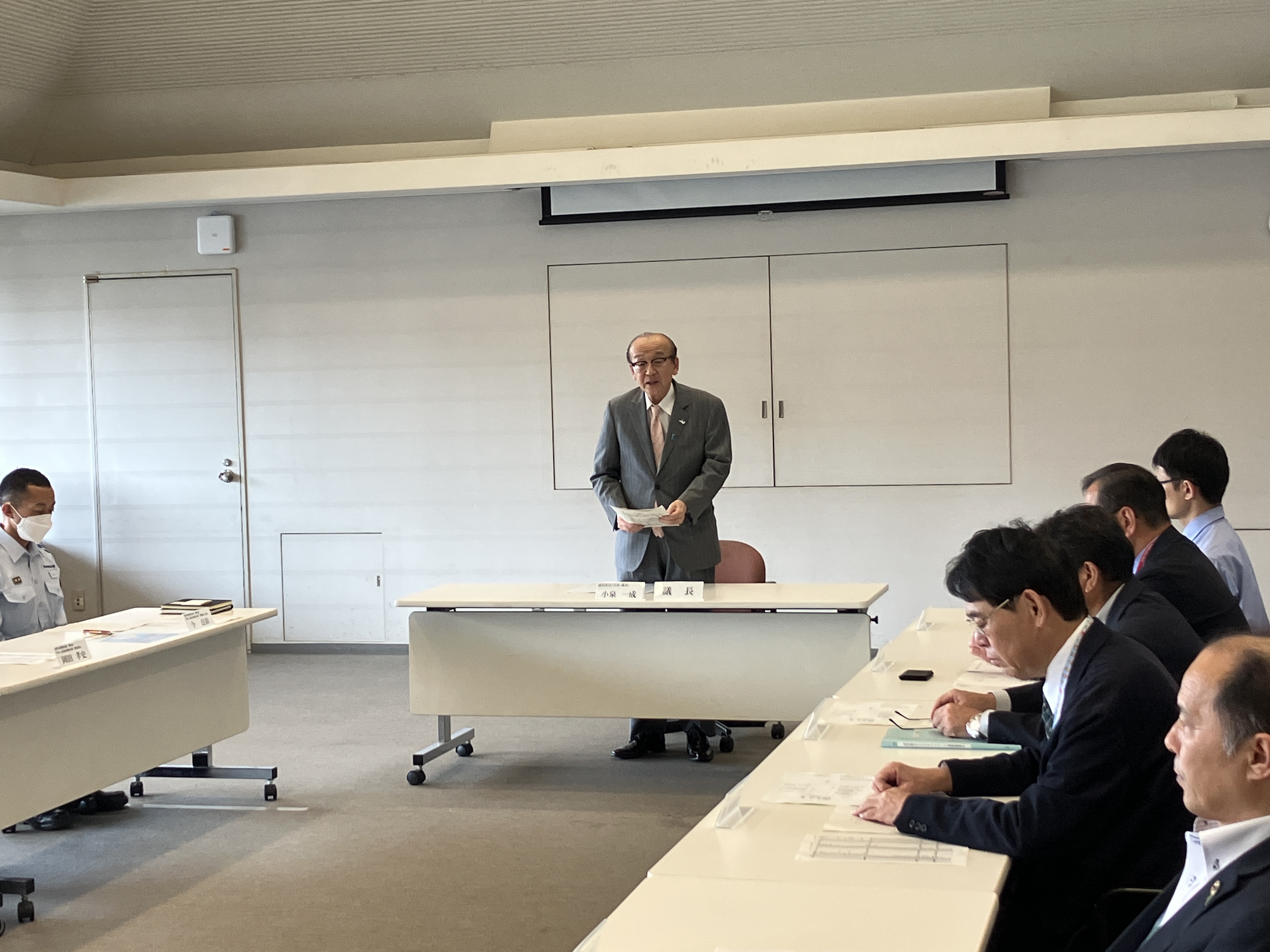挨拶をしている様子