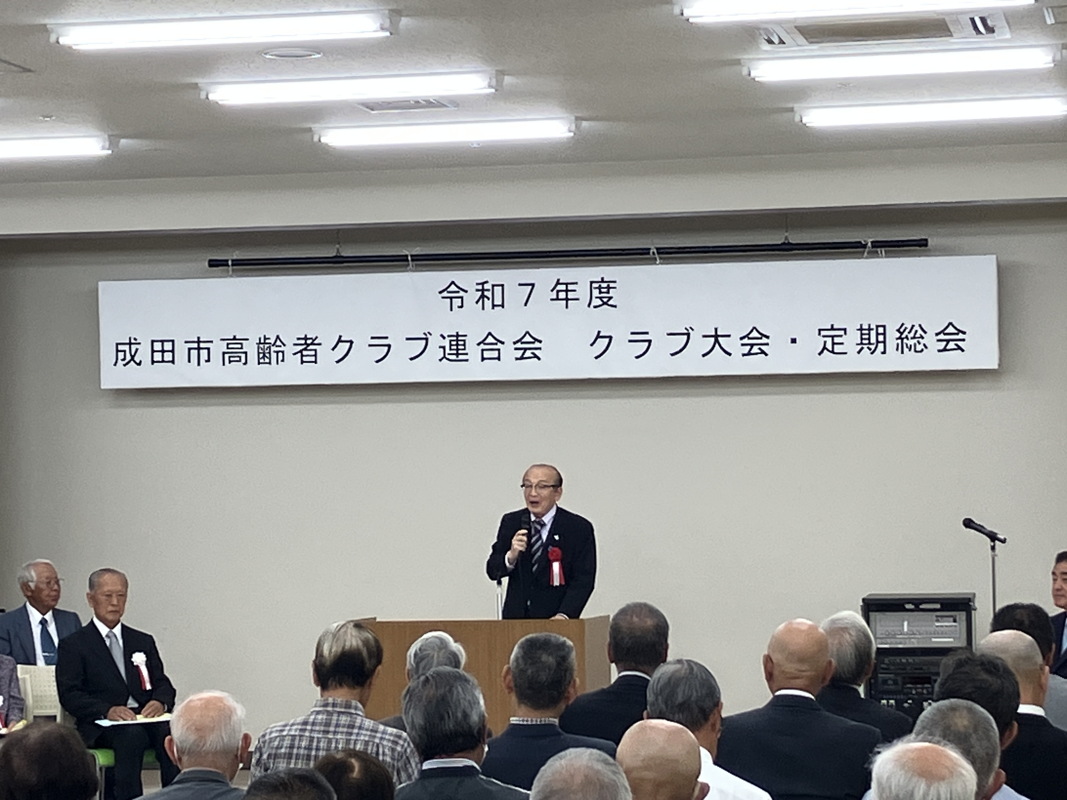 挨拶をしている様子