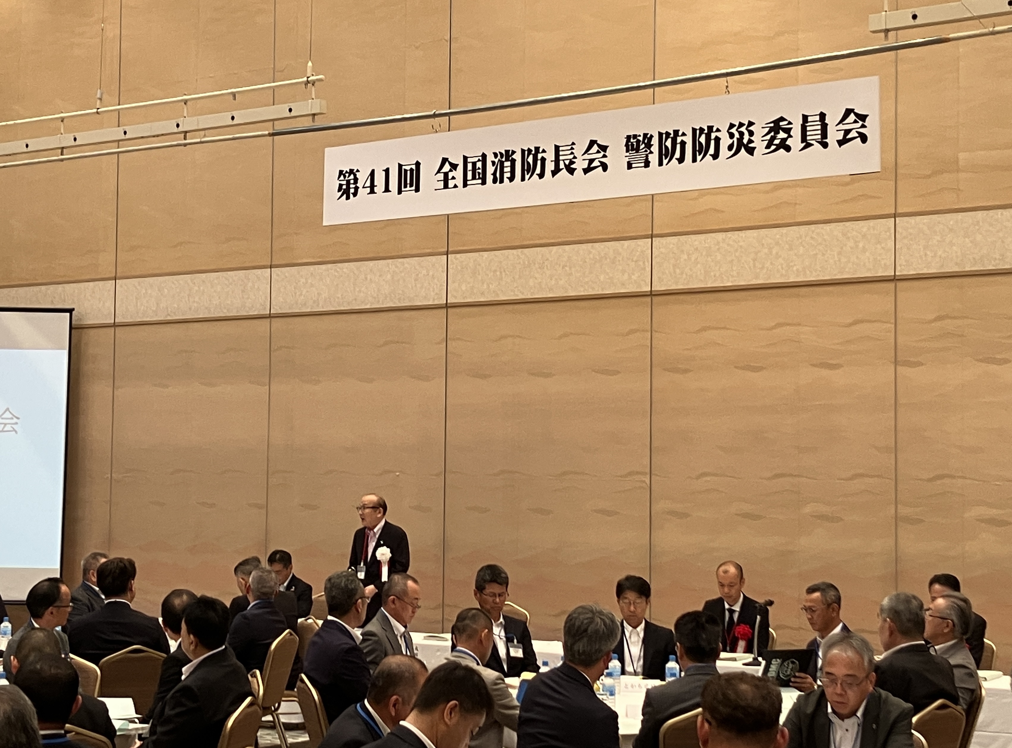 挨拶をしている様子