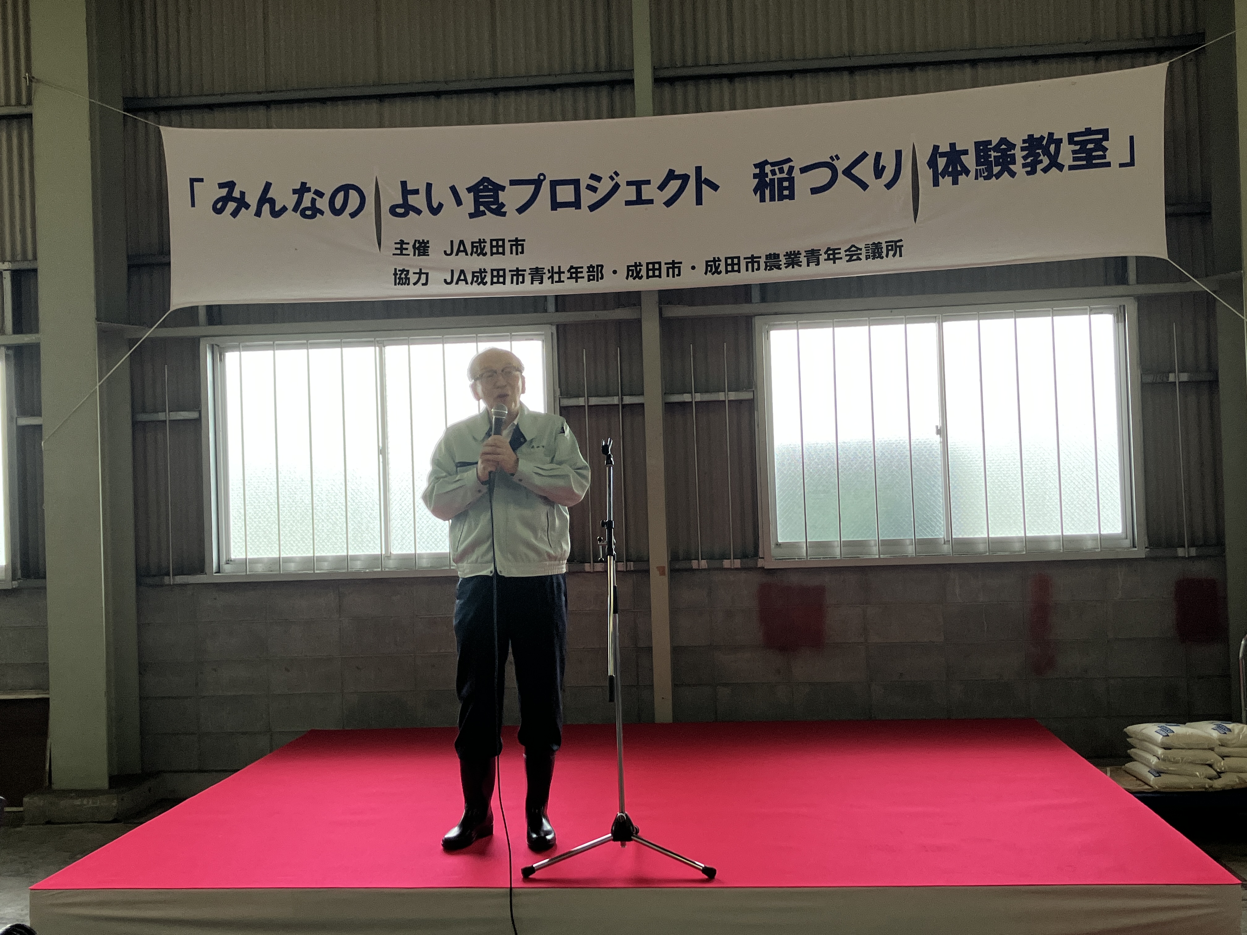 挨拶をしている様子