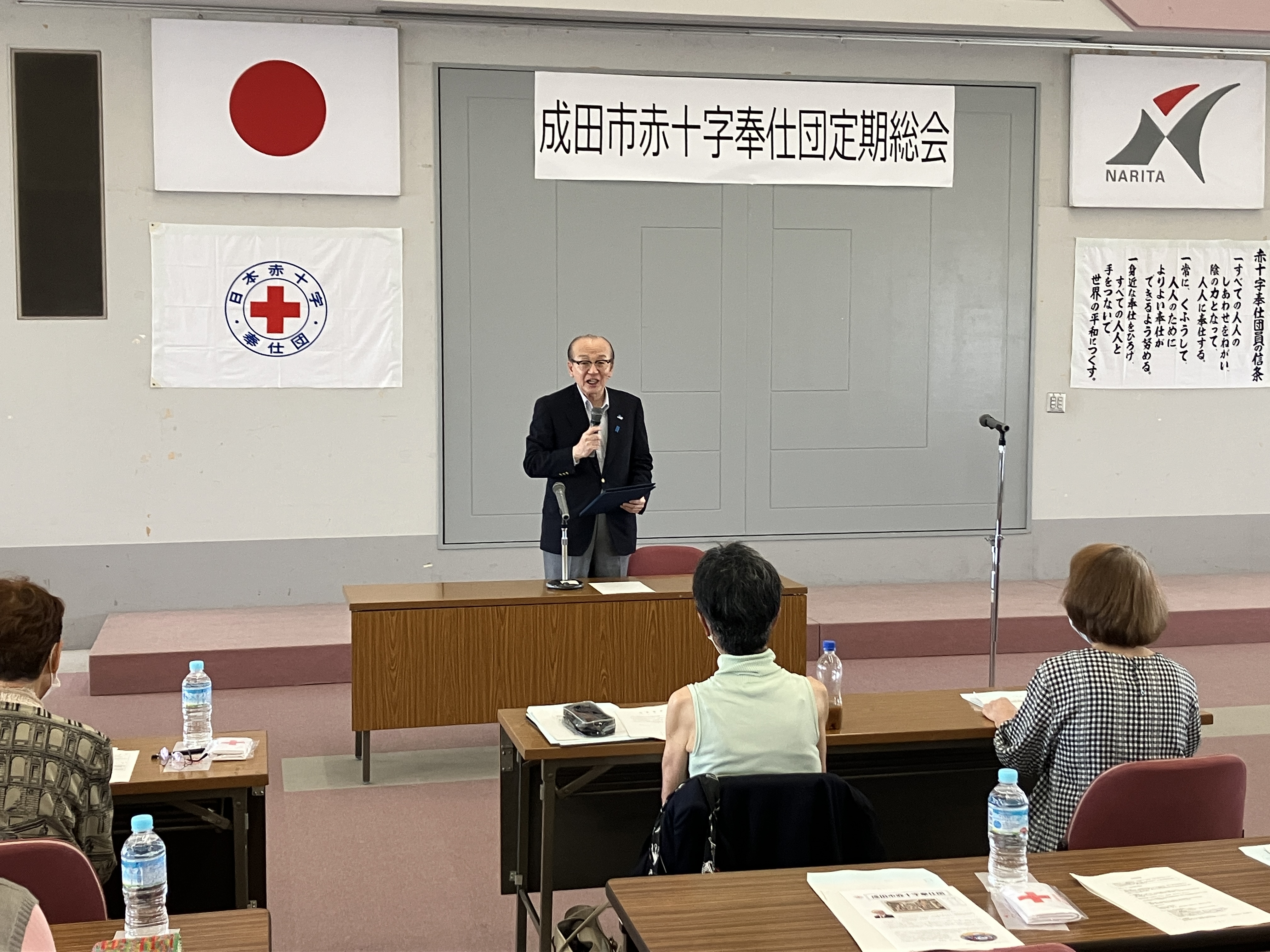 挨拶をしている様子