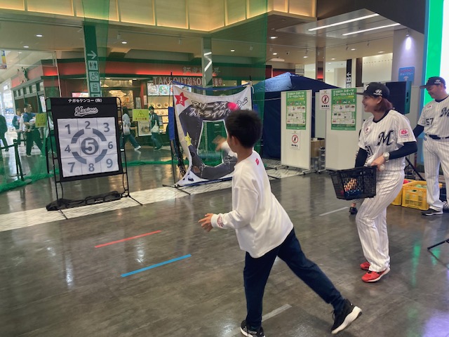 千葉ロッテマリーンズ協力のもと実施したストラックアウトにおいて、参加者が狙いを定めて投球をする瞬間