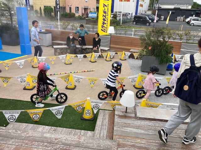 ストライダー体験をする子どもの様子