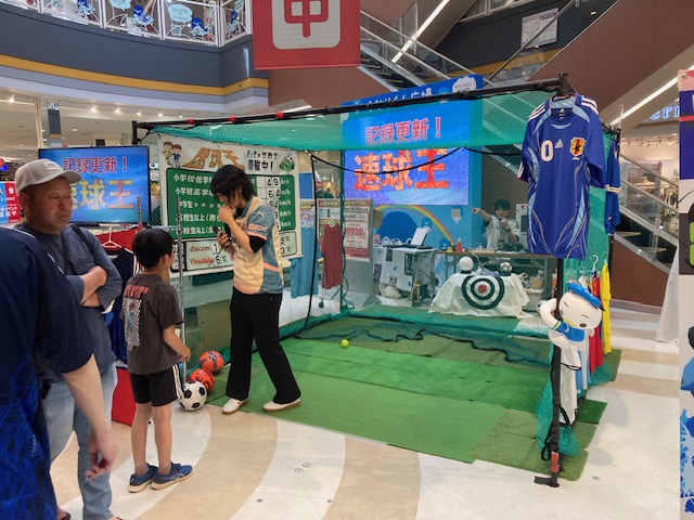 速球王に挑む少年の様子