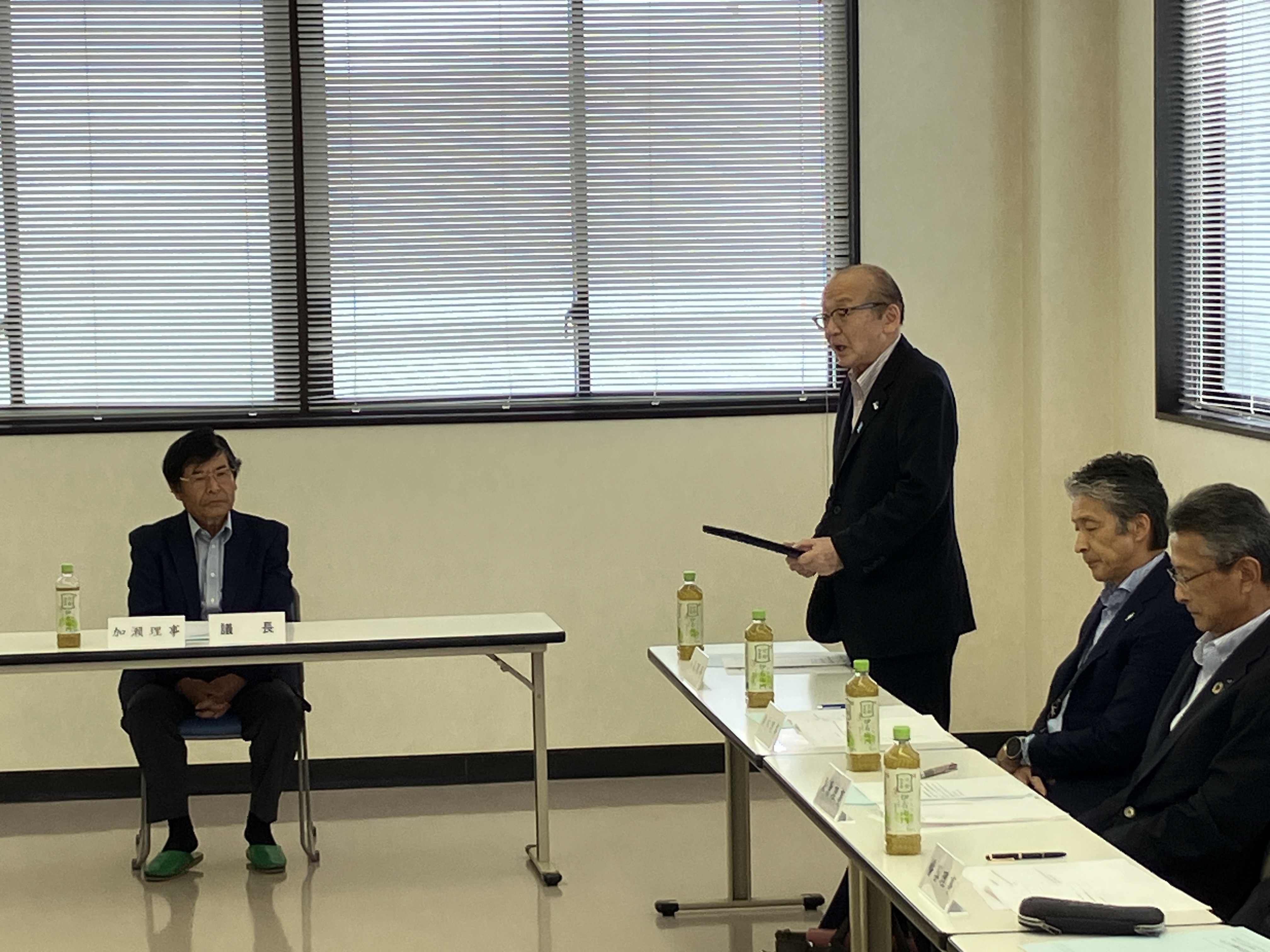 挨拶をしている様子