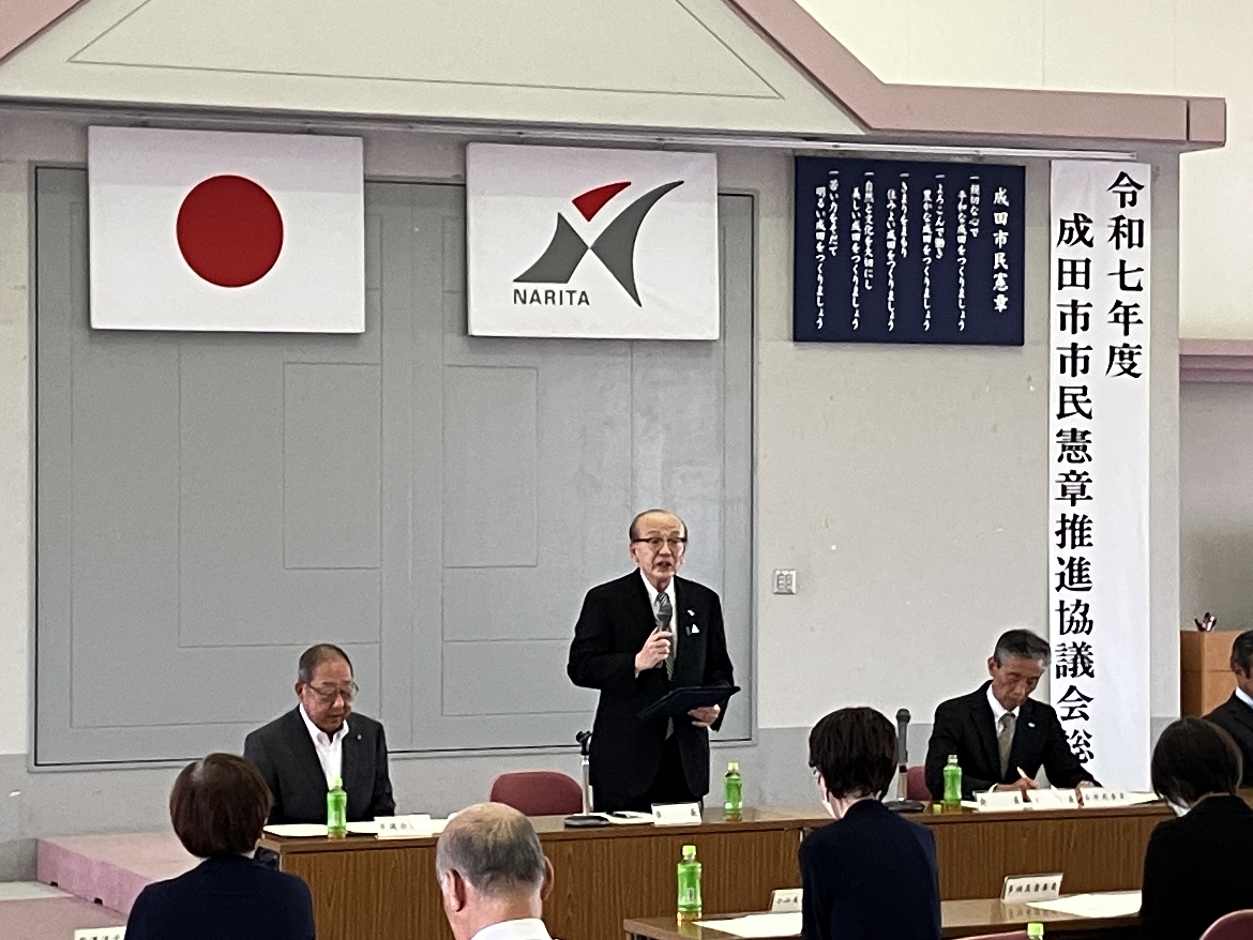 挨拶をしている様子