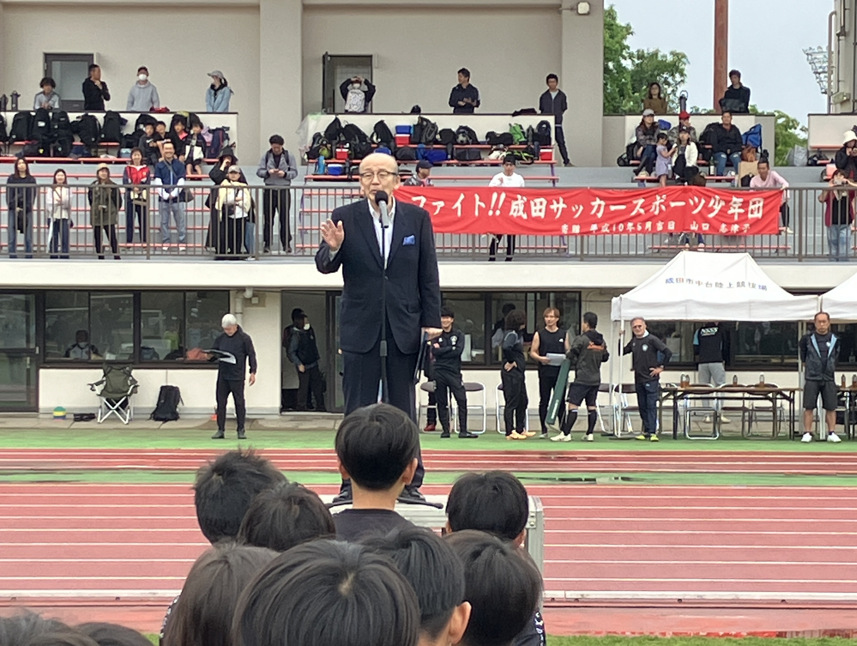 挨拶をしている様子