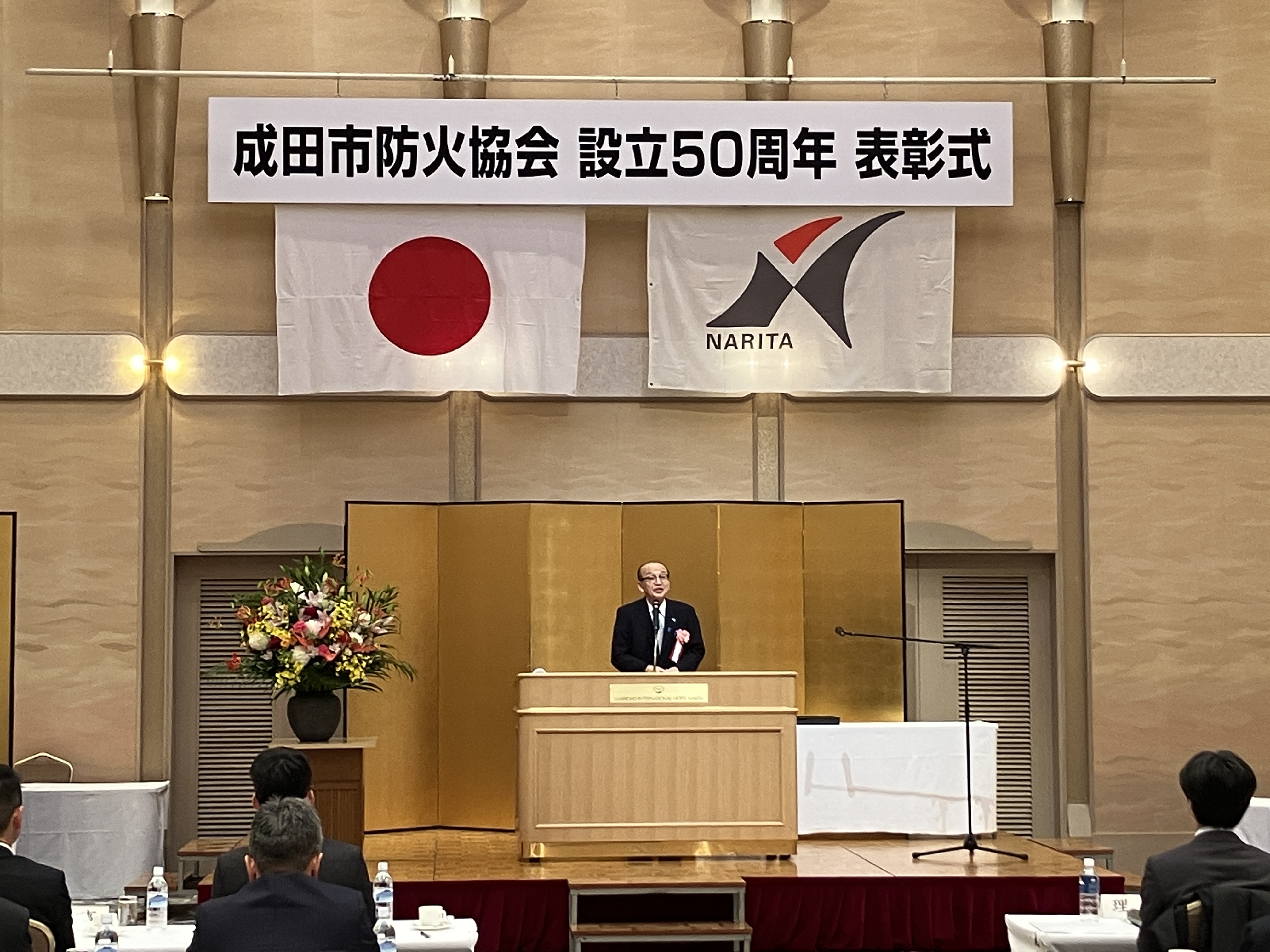 挨拶をしている様子