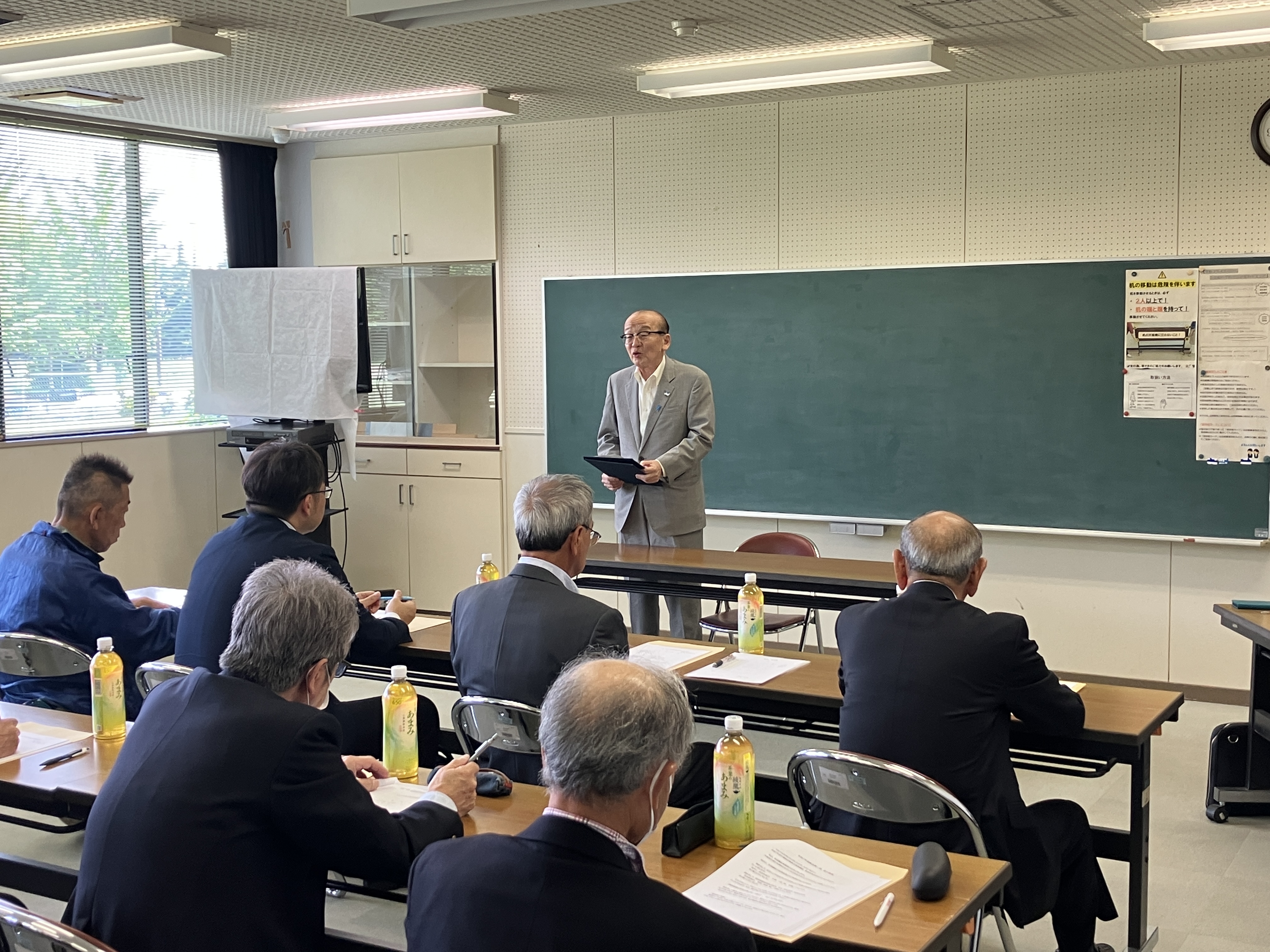 挨拶をしている様子