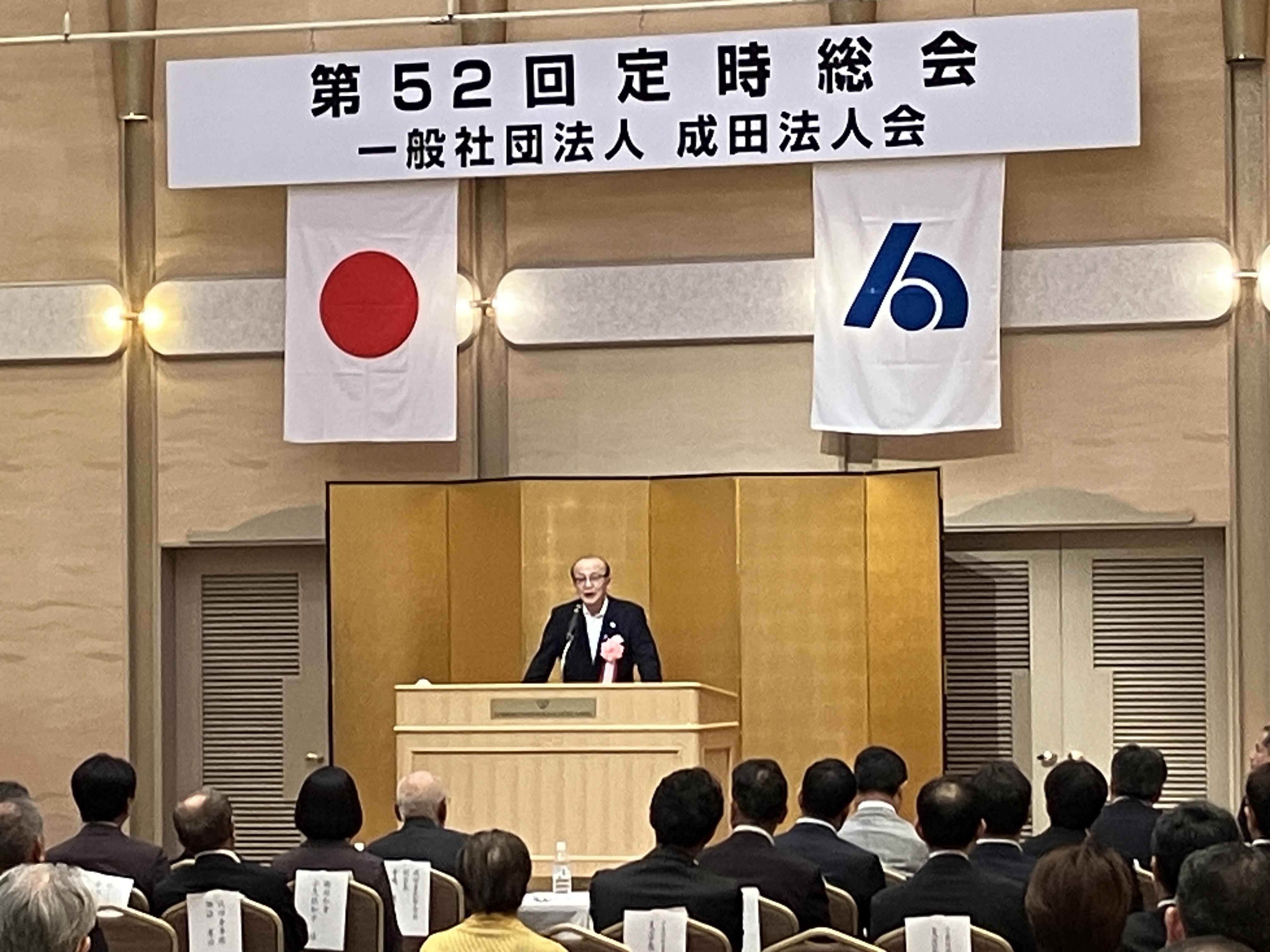 挨拶をしている様子