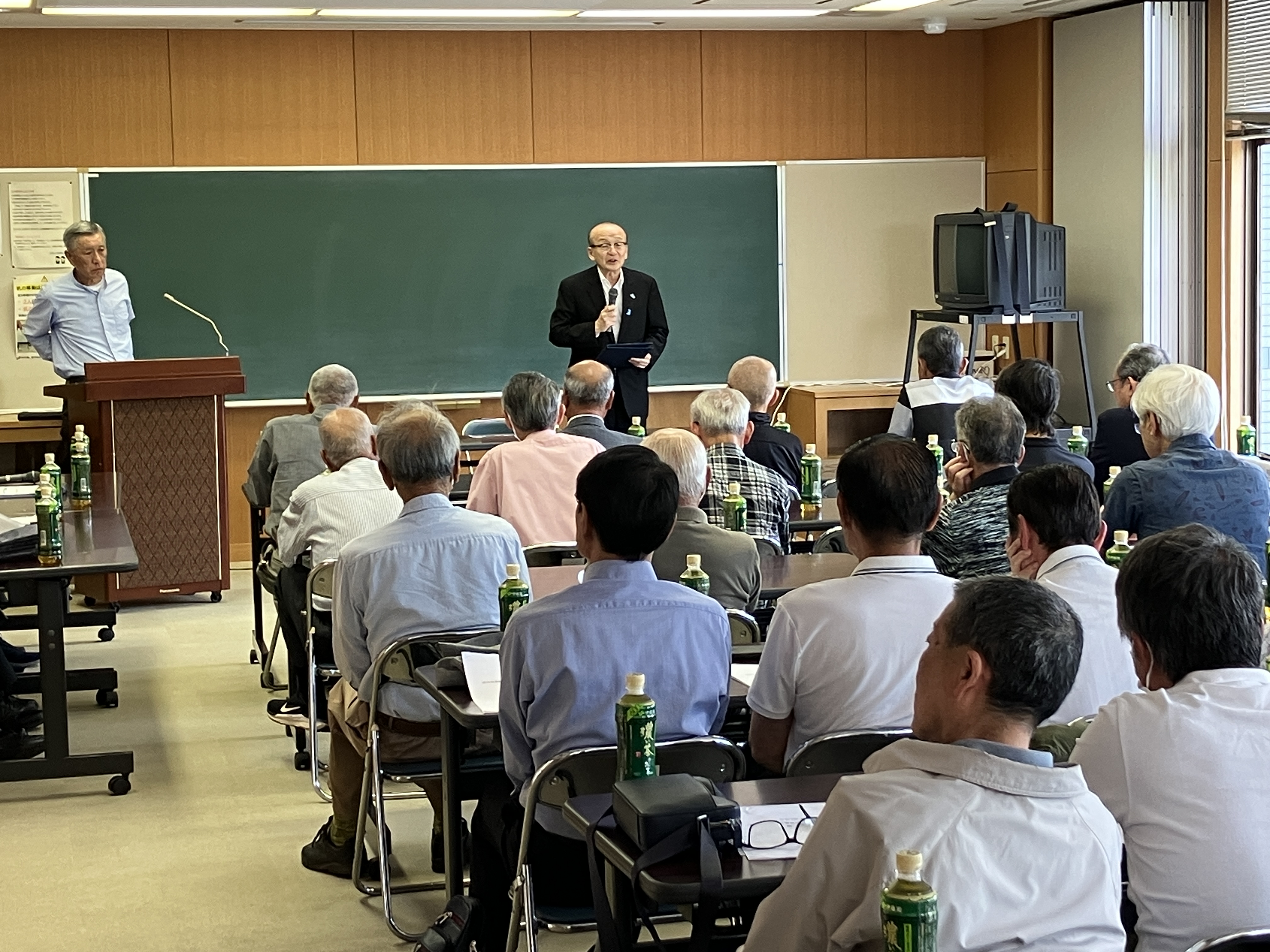 挨拶をしている様子