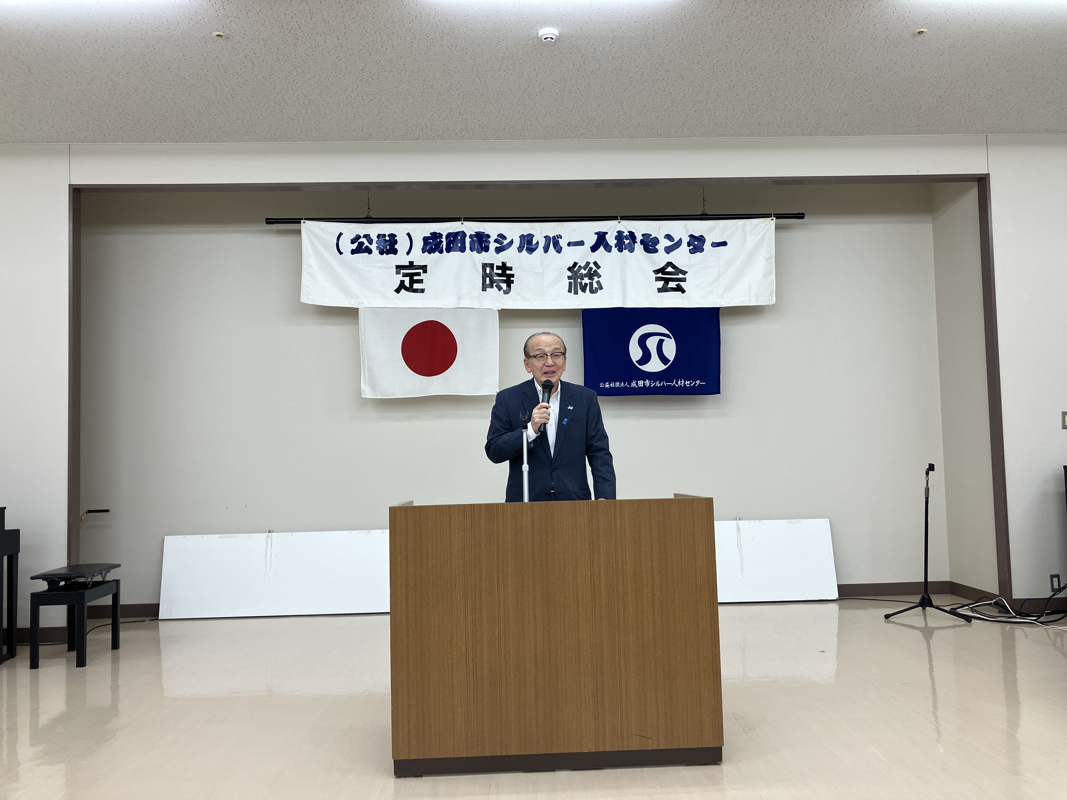 挨拶をしている様子