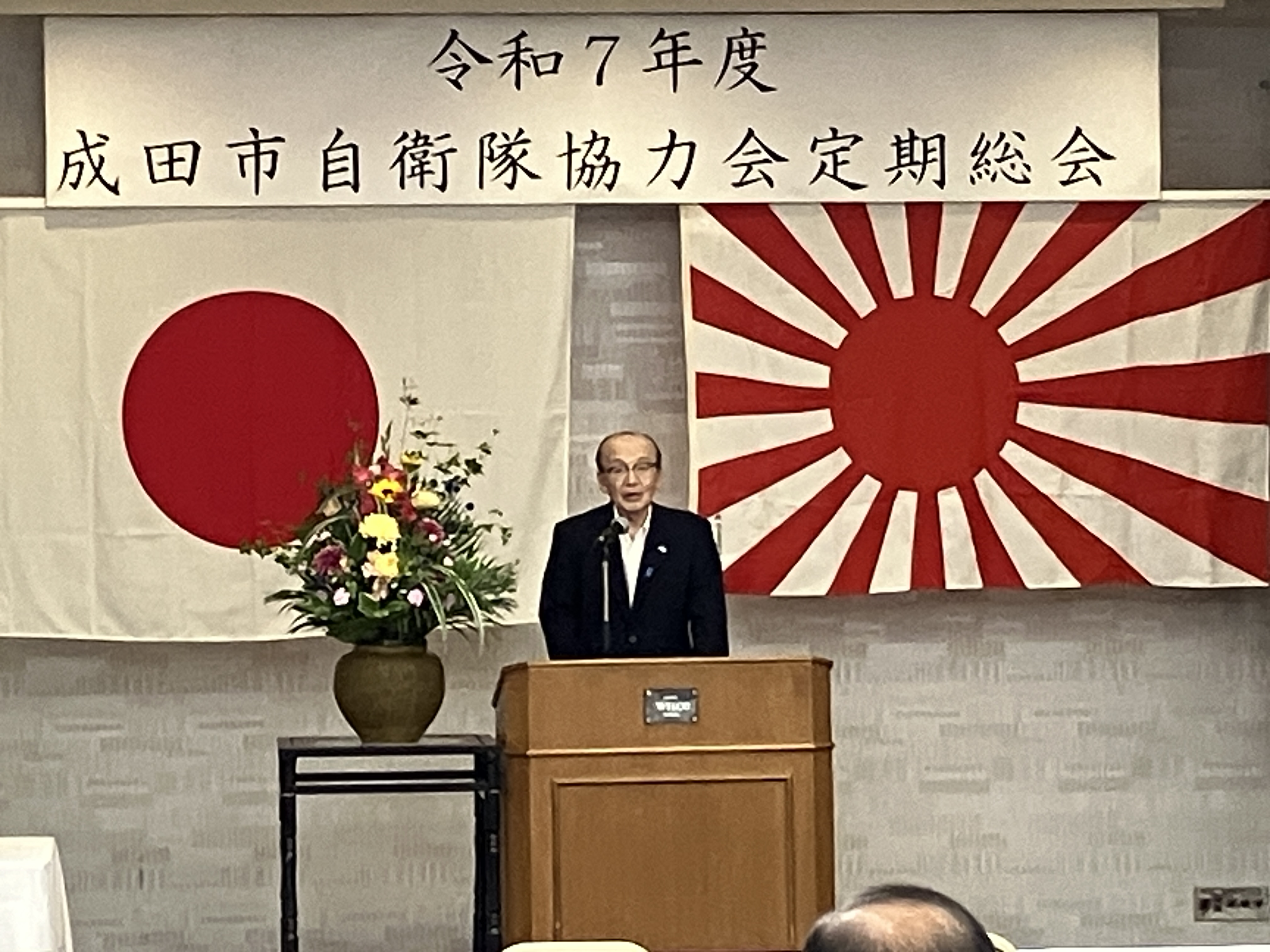 挨拶をしている様子