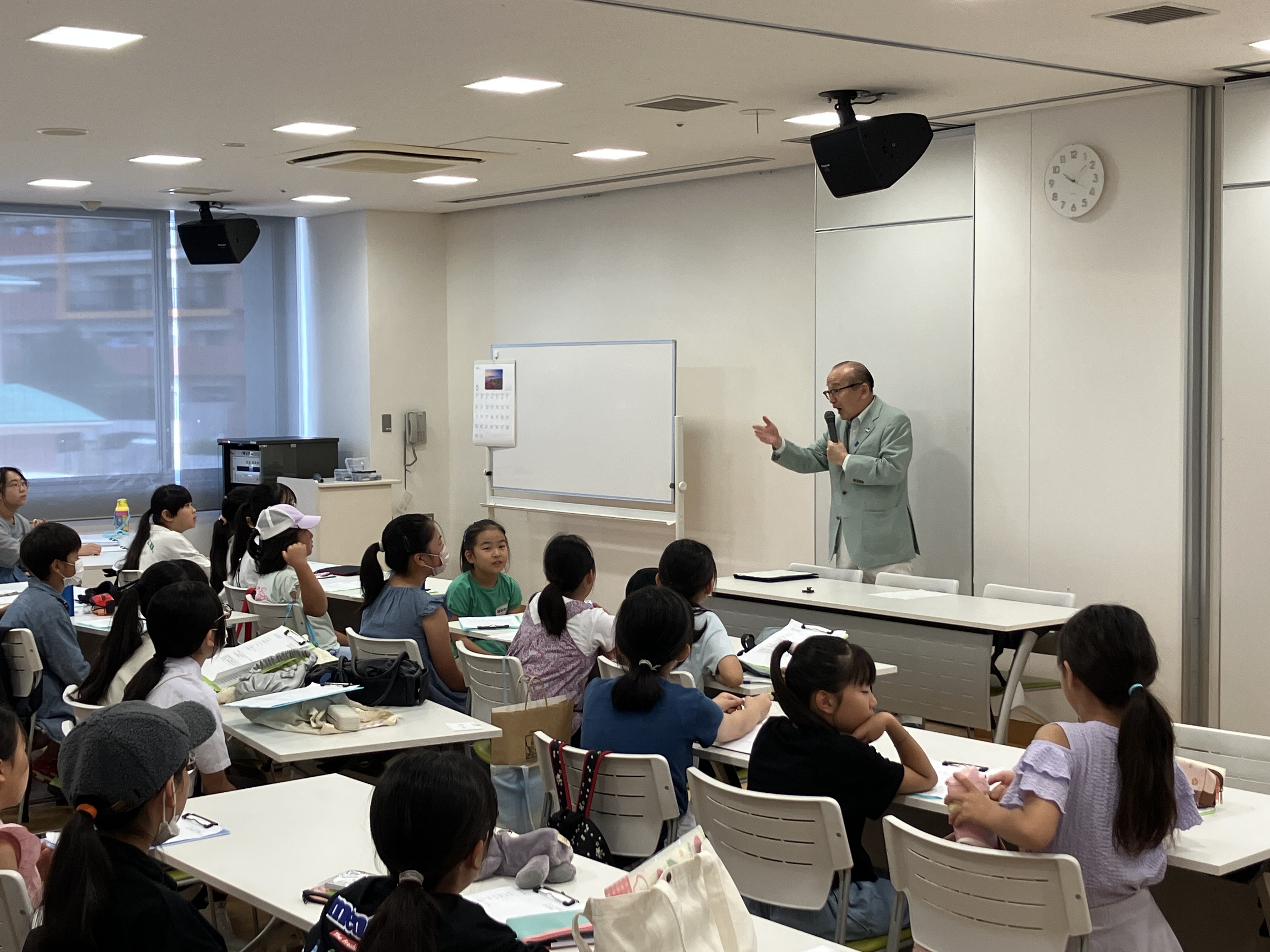 子どもたちへ話をしている様子