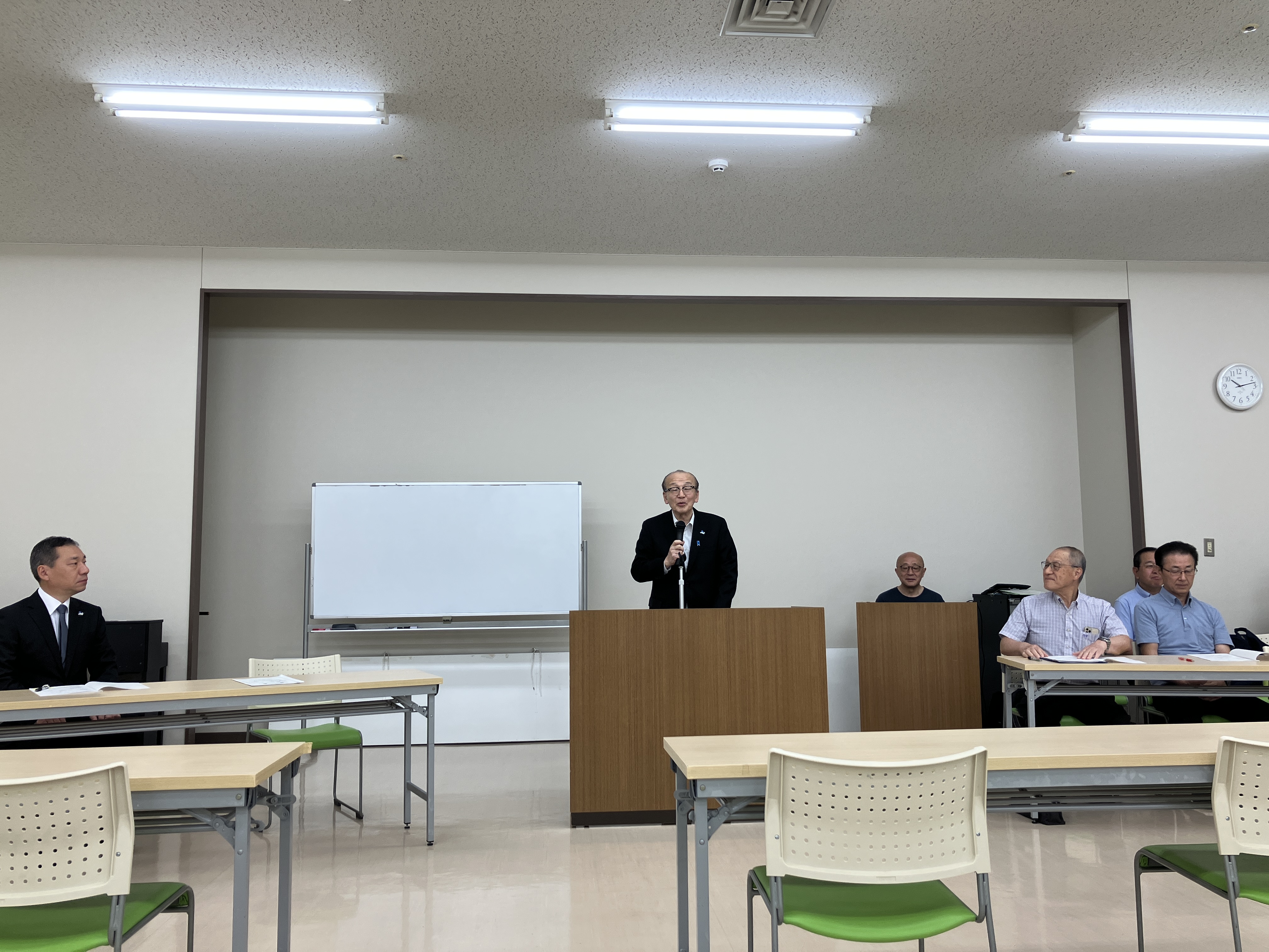 挨拶をしている様子