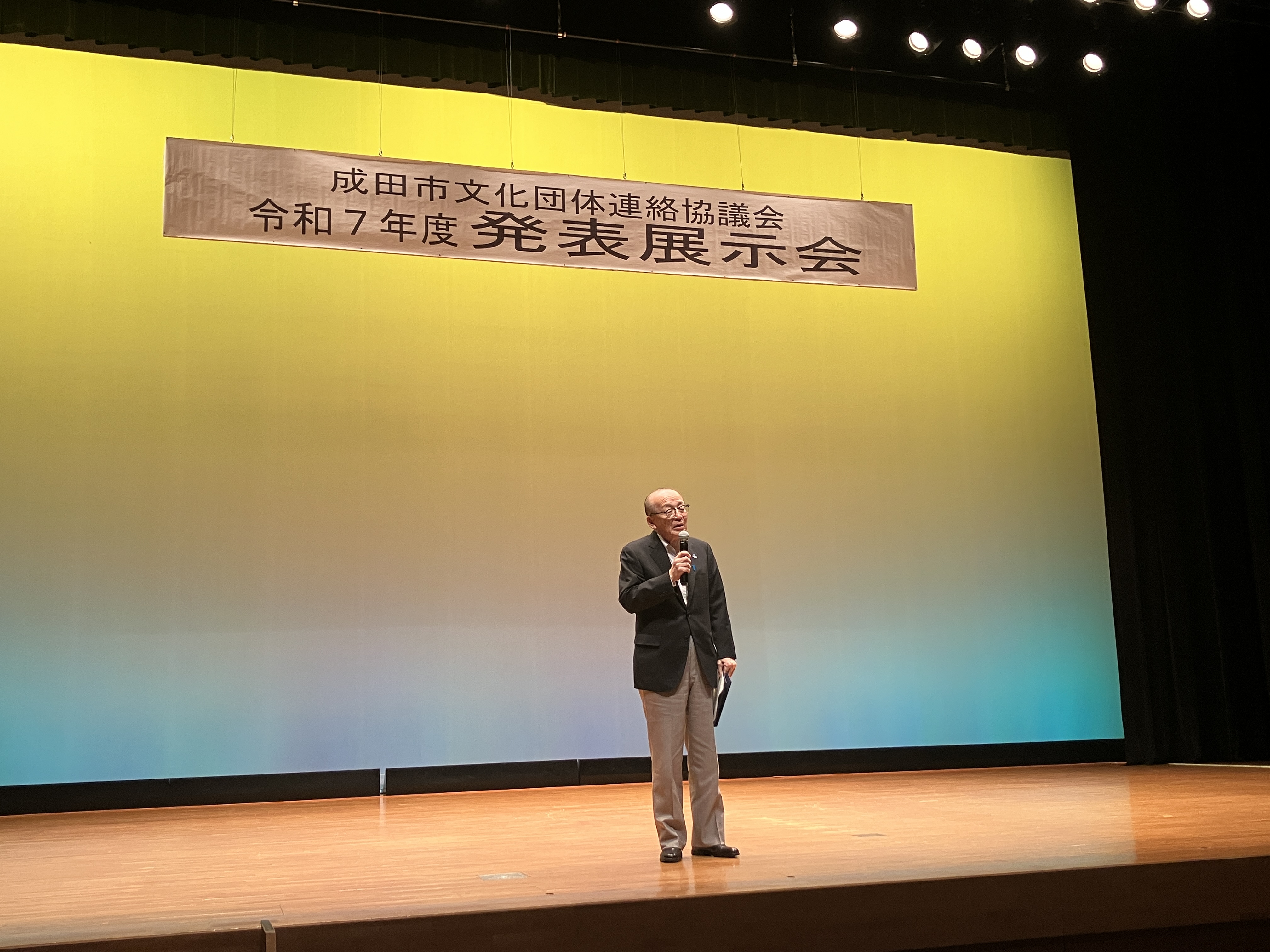 挨拶をしている様子